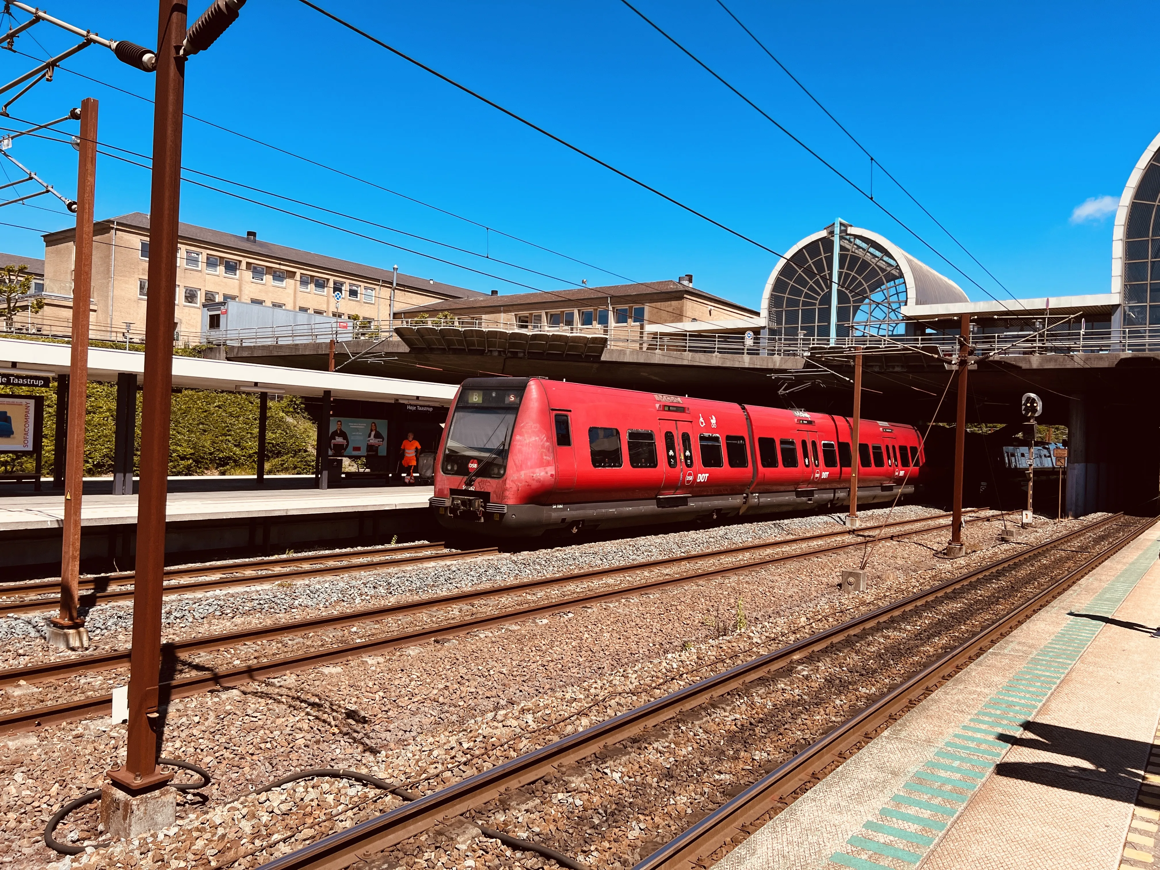 Billede af DSB SA 8162 fotograferet ud for Høje Taastrup Station.