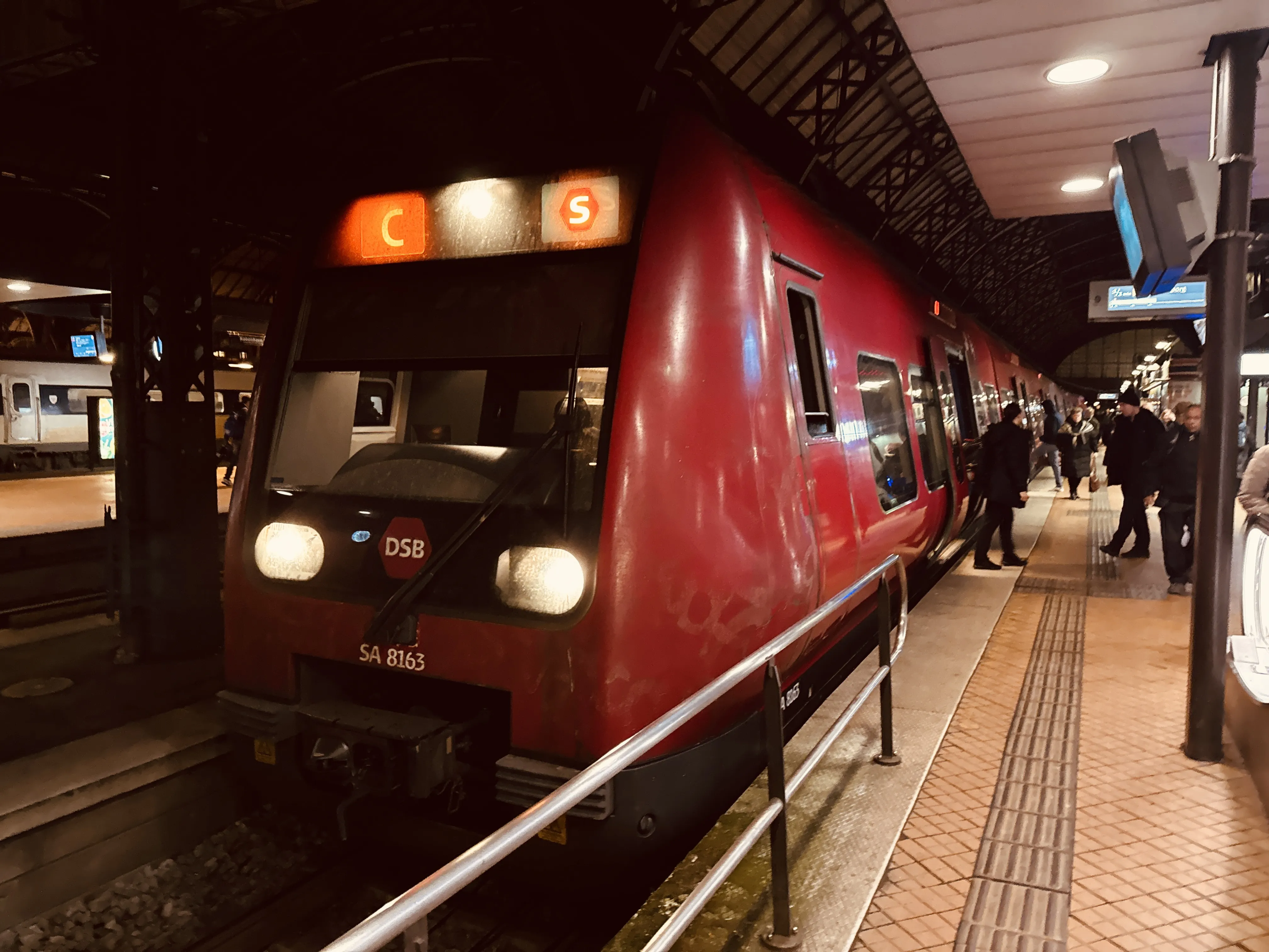 Billede af DSB SA 8163 fotograferet ud for København Hovedbanegård.