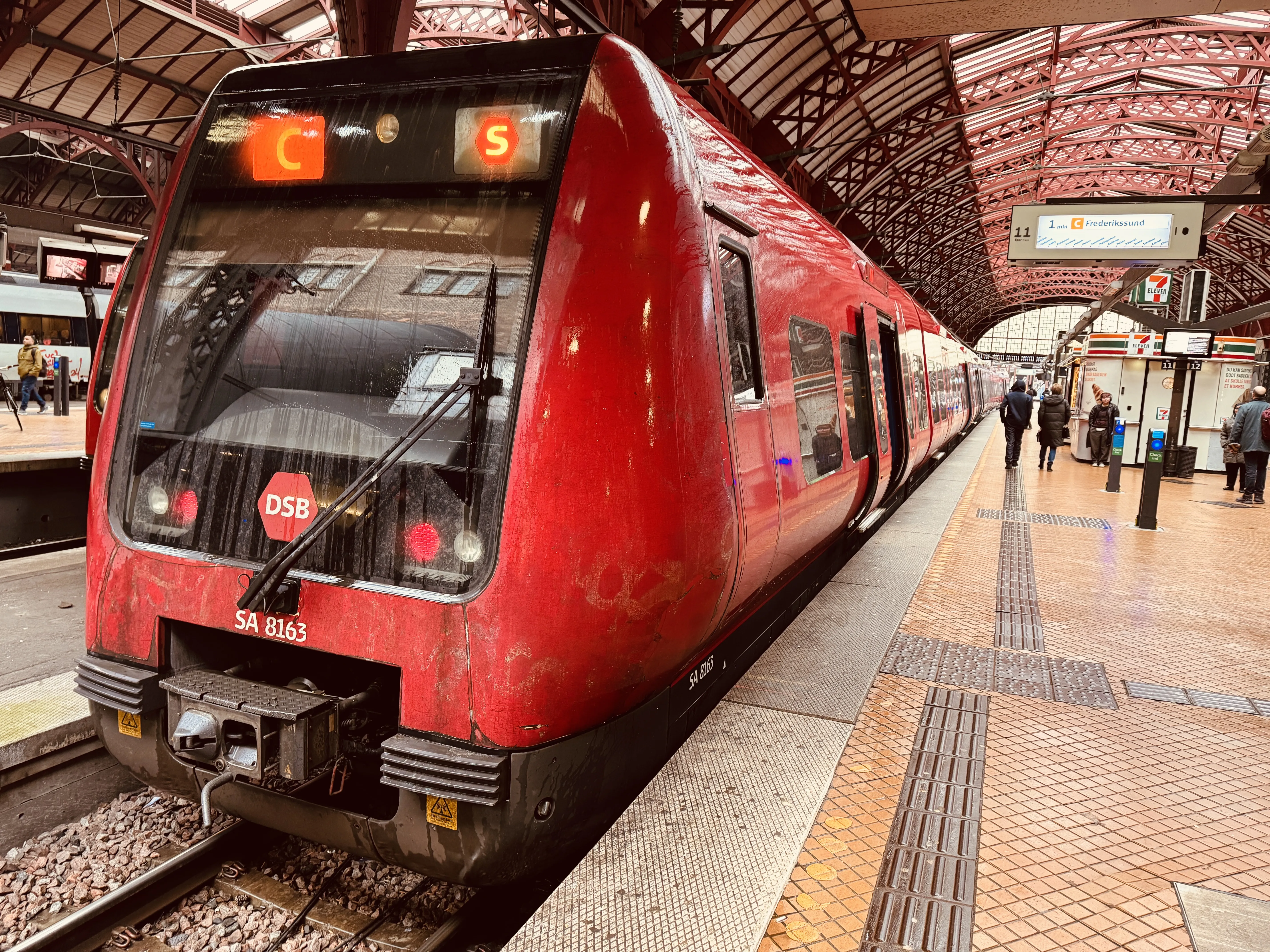 Billede af DSB SA 8163 fotograferet ud for København Hovedbanegård.