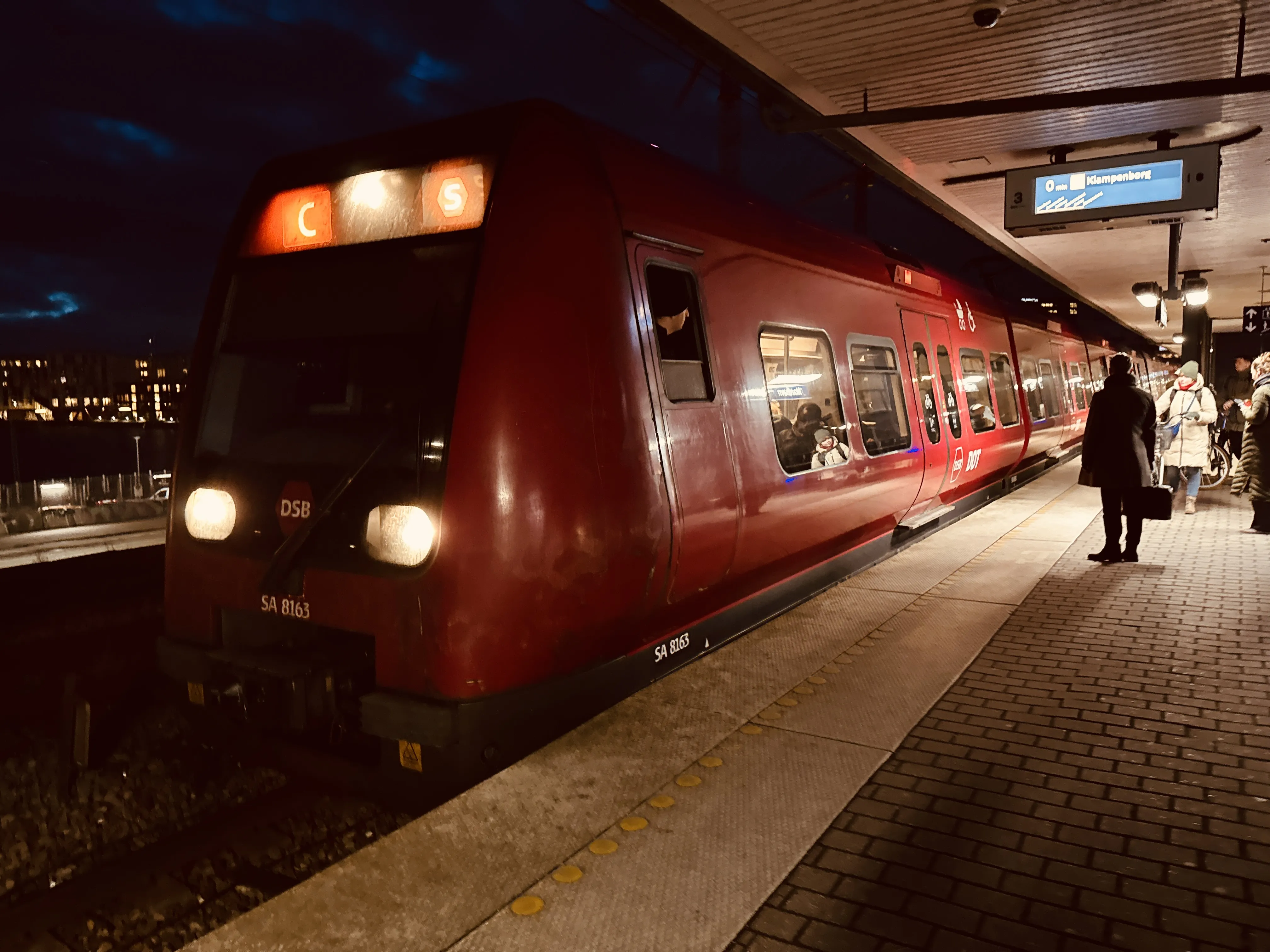 Billede af DSB SA 8163 fotograferet ud for Nordhavn S-togstrinbræt.