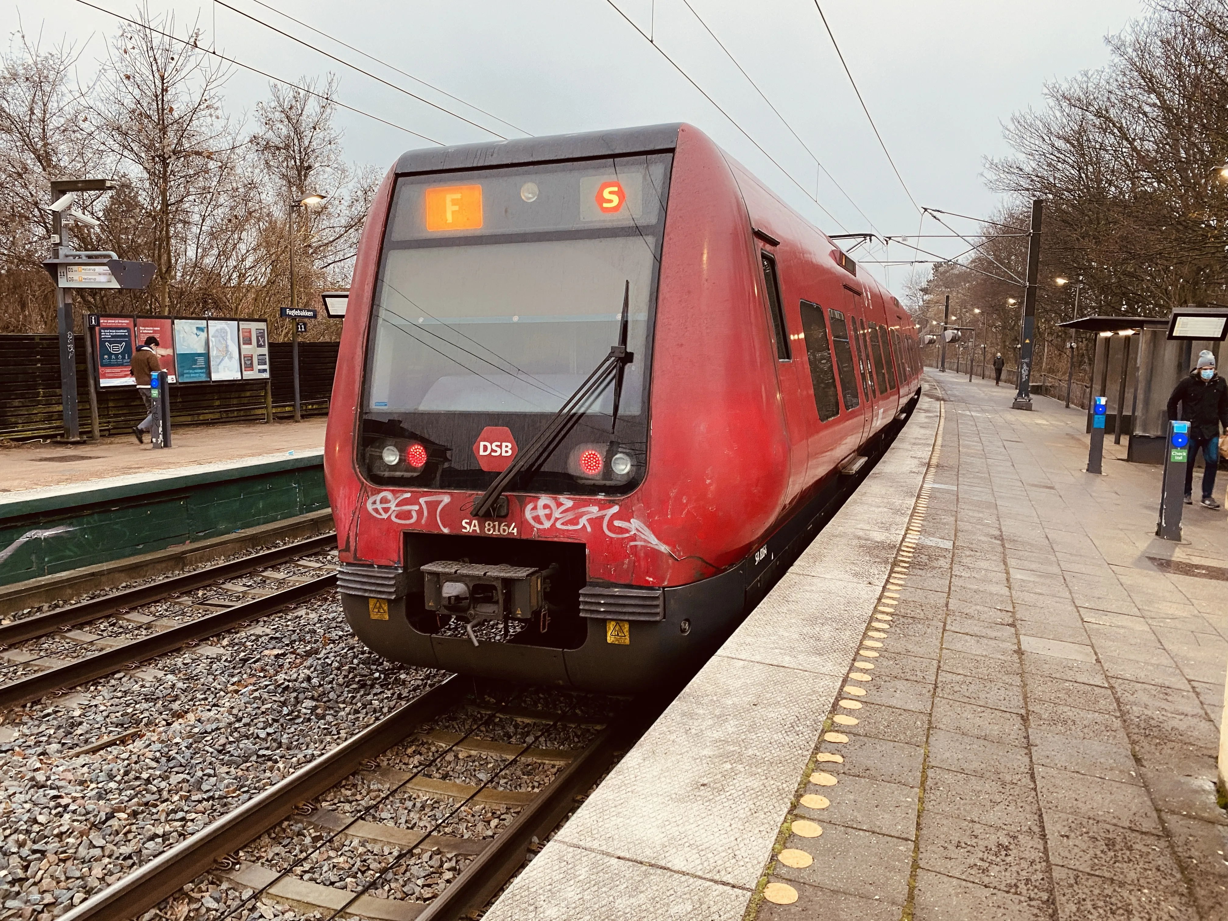 Billede af DSB SA 8164 fotograferet ud for Fuglebakken S-togstrinbræt.