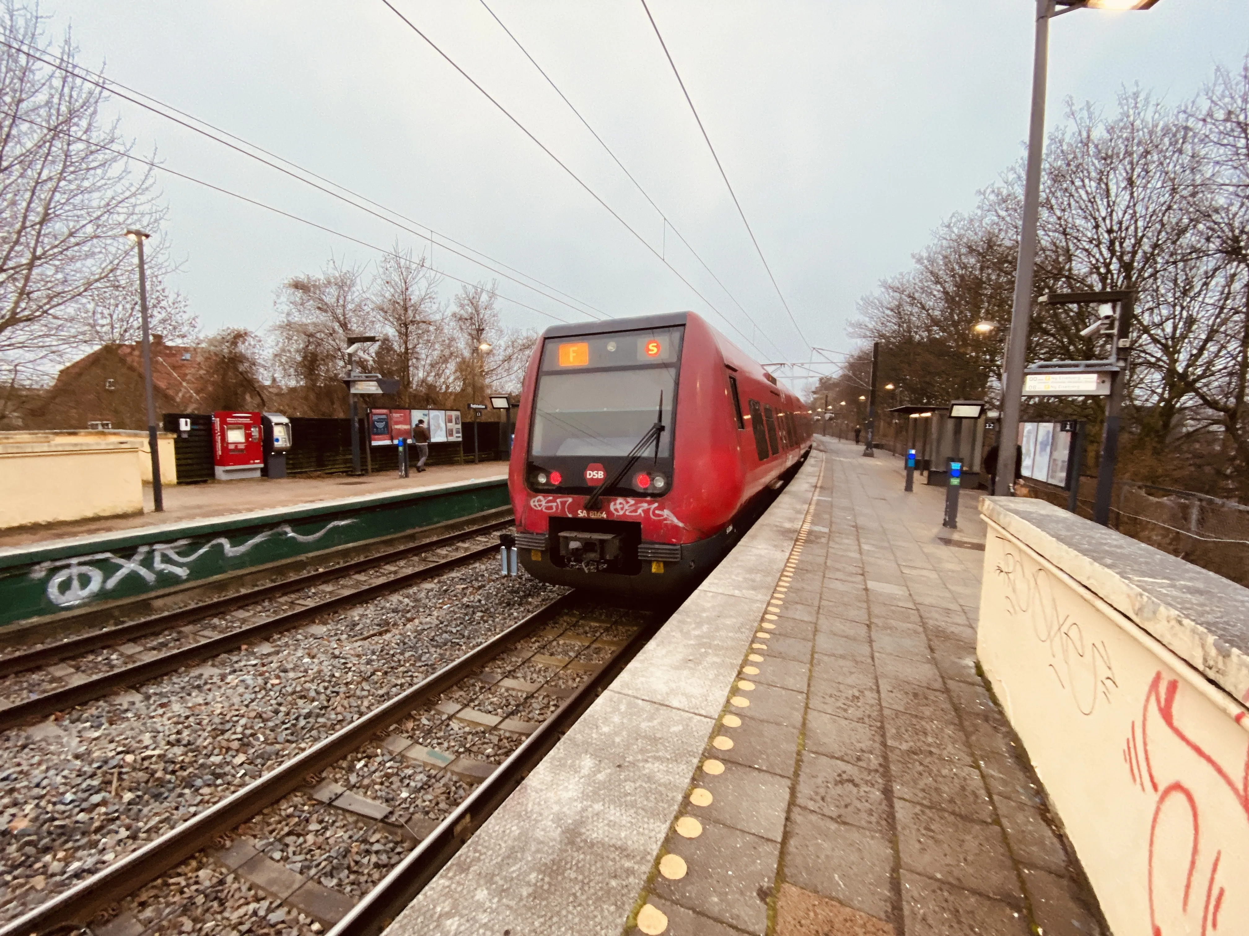 Billede af DSB SA 8164 fotograferet ud for Fuglebakken S-togstrinbræt.