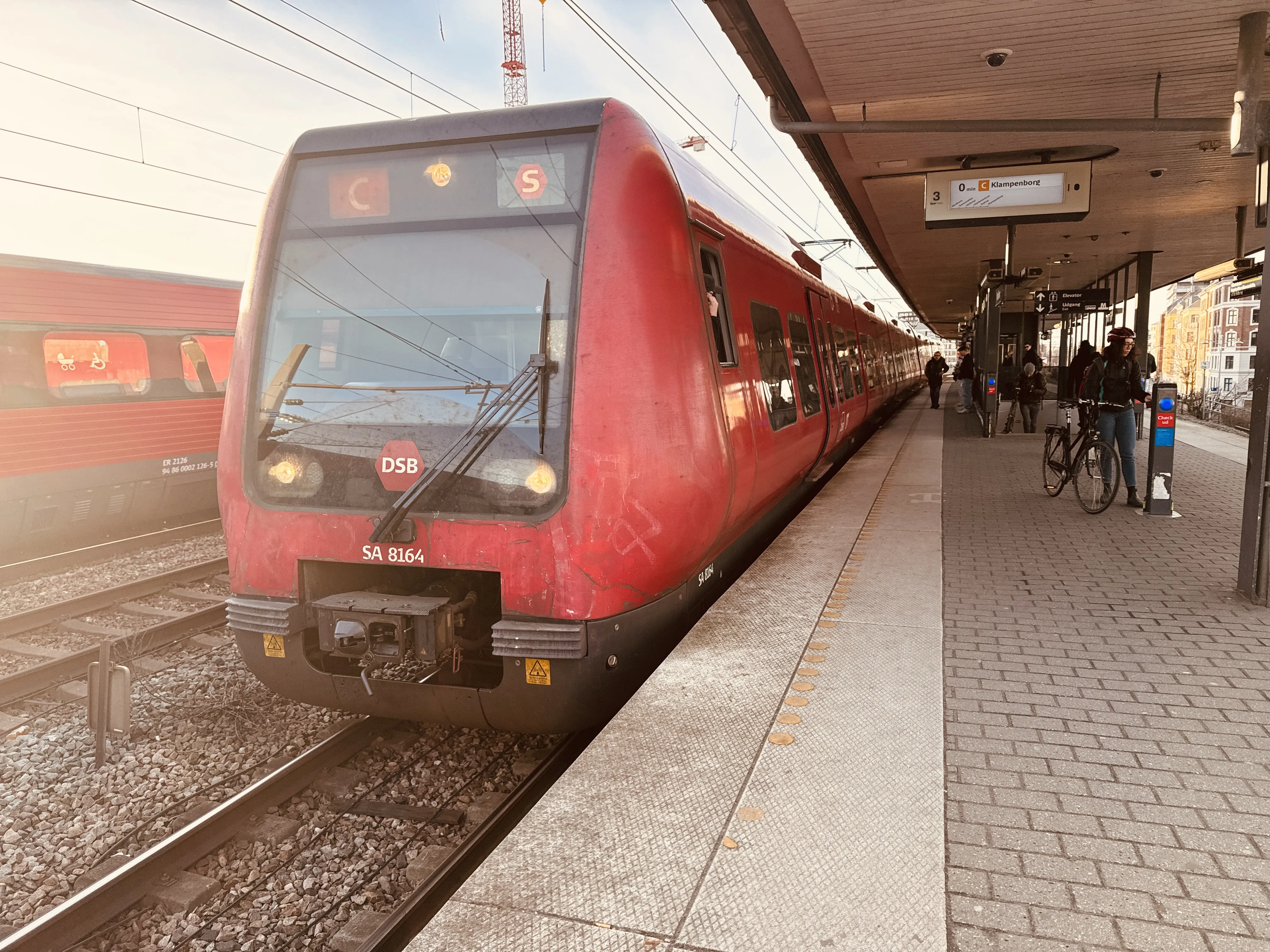 Billede af DSB SA 8164 fotograferet ud for Nordhavn S-togstrinbræt.