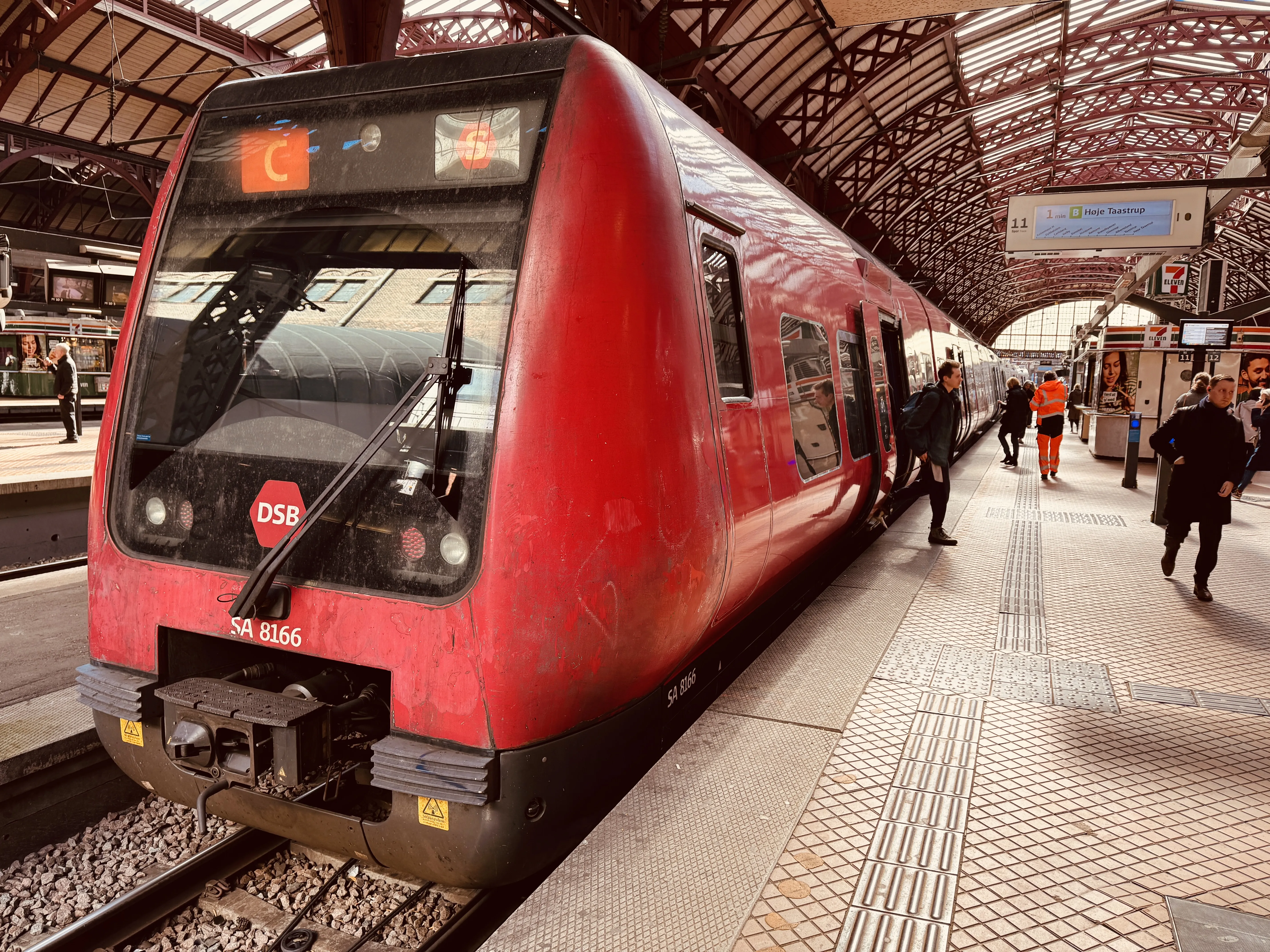 Billede af DSB SA 8166 fotograferet ud for København Hovedbanegård.