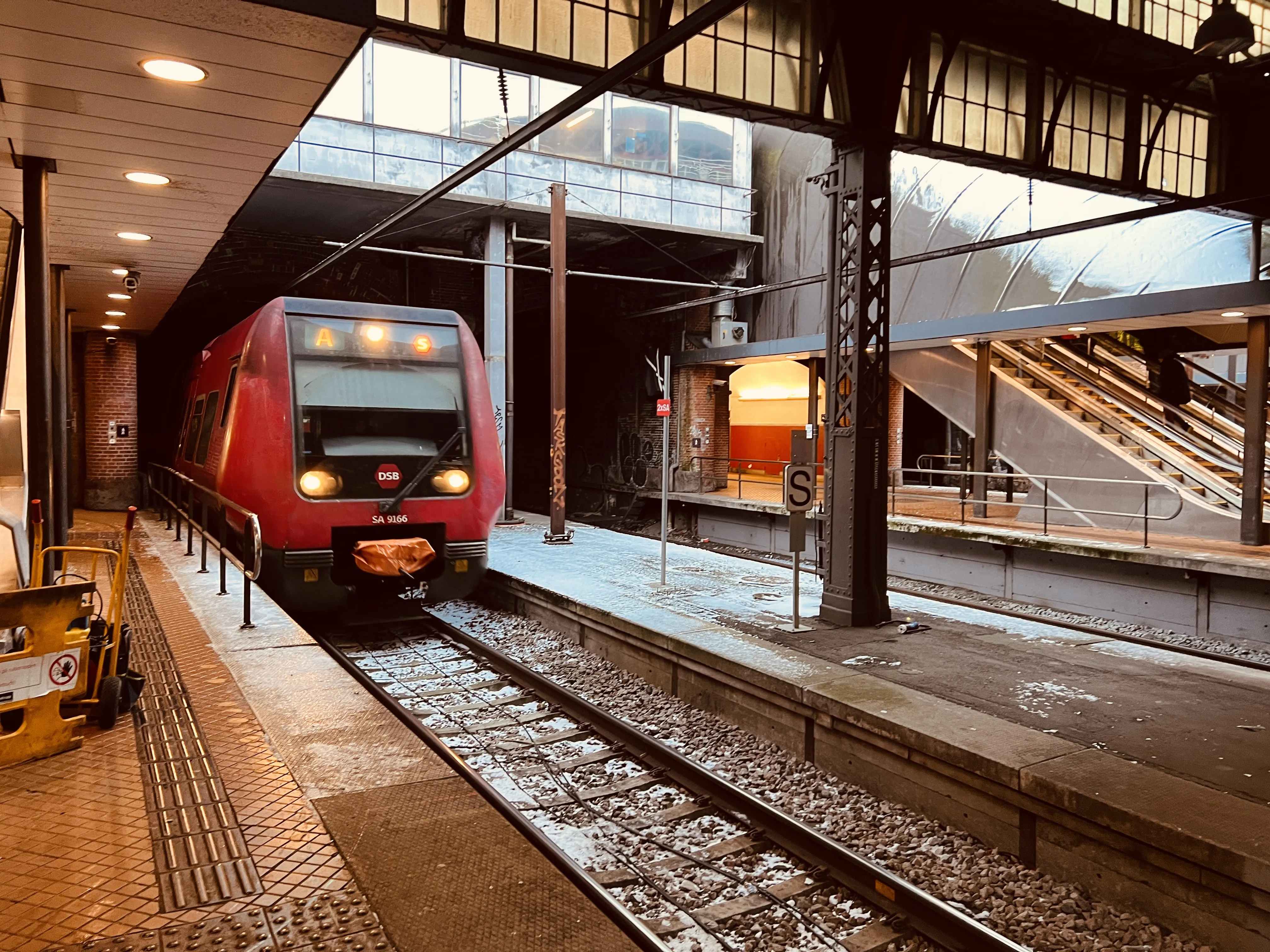 Billede af DSB SA 8166 fotograferet ud for København Hovedbanegård.