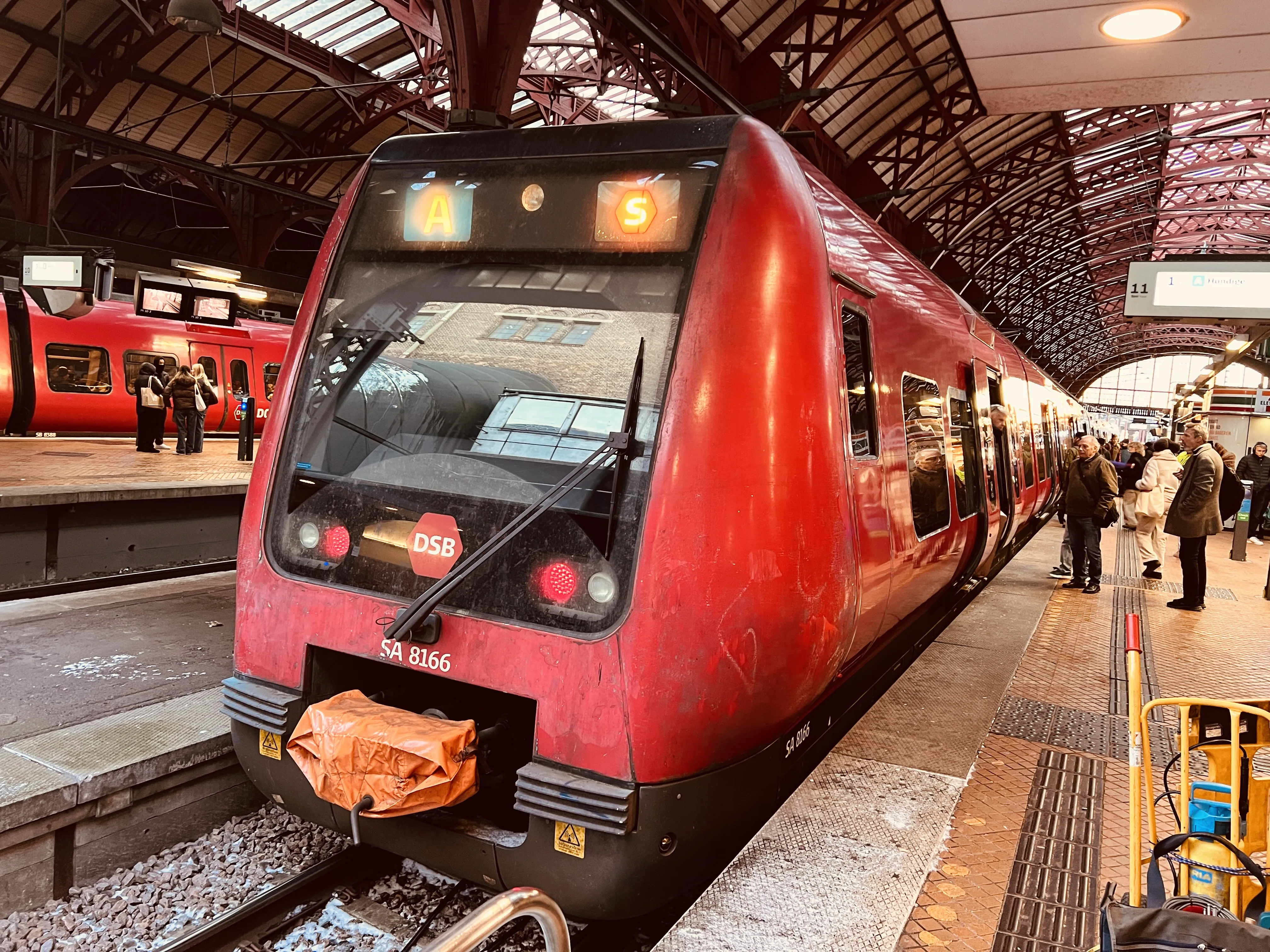 Billede af DSB SA 8166 fotograferet ud for København Hovedbanegård.