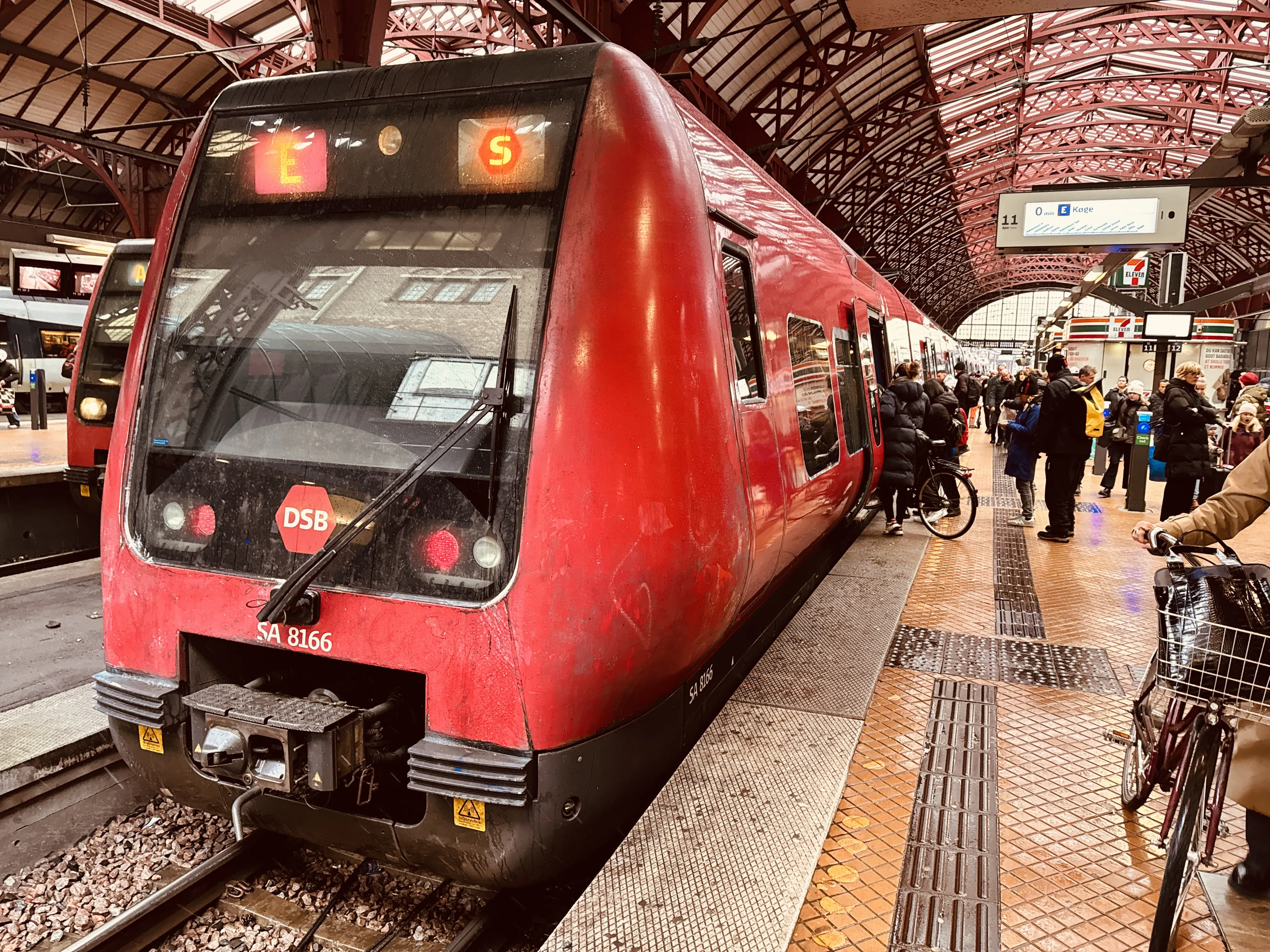 Billede af DSB SA 8166 fotograferet ud for København Hovedbanegård.