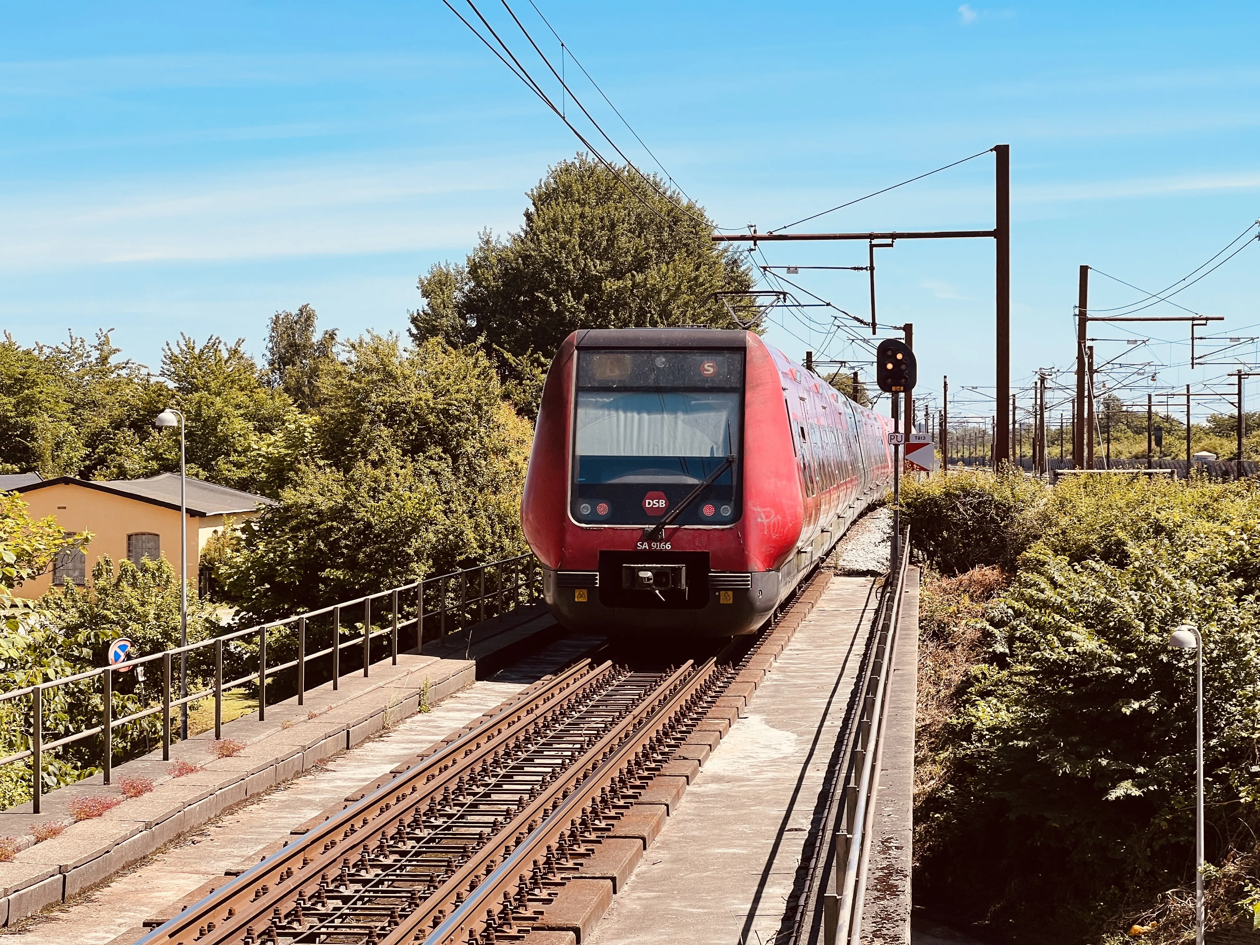 Billede af DSB SA 8166 fotograferet ud for Taastrup S-togstrinbræt.