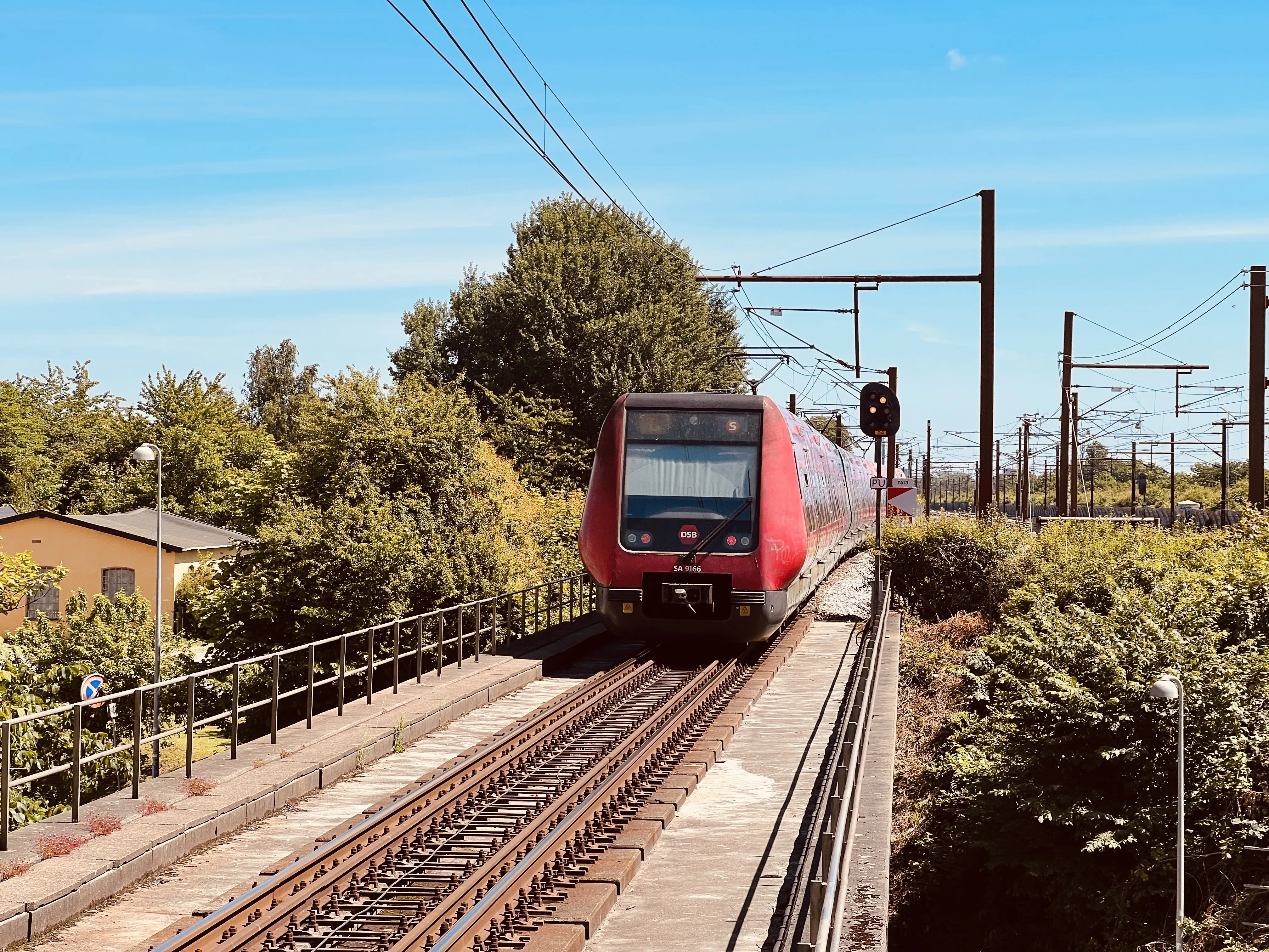 Billede af DSB SA 8166 fotograferet ud for Taastrup S-togstrinbræt.