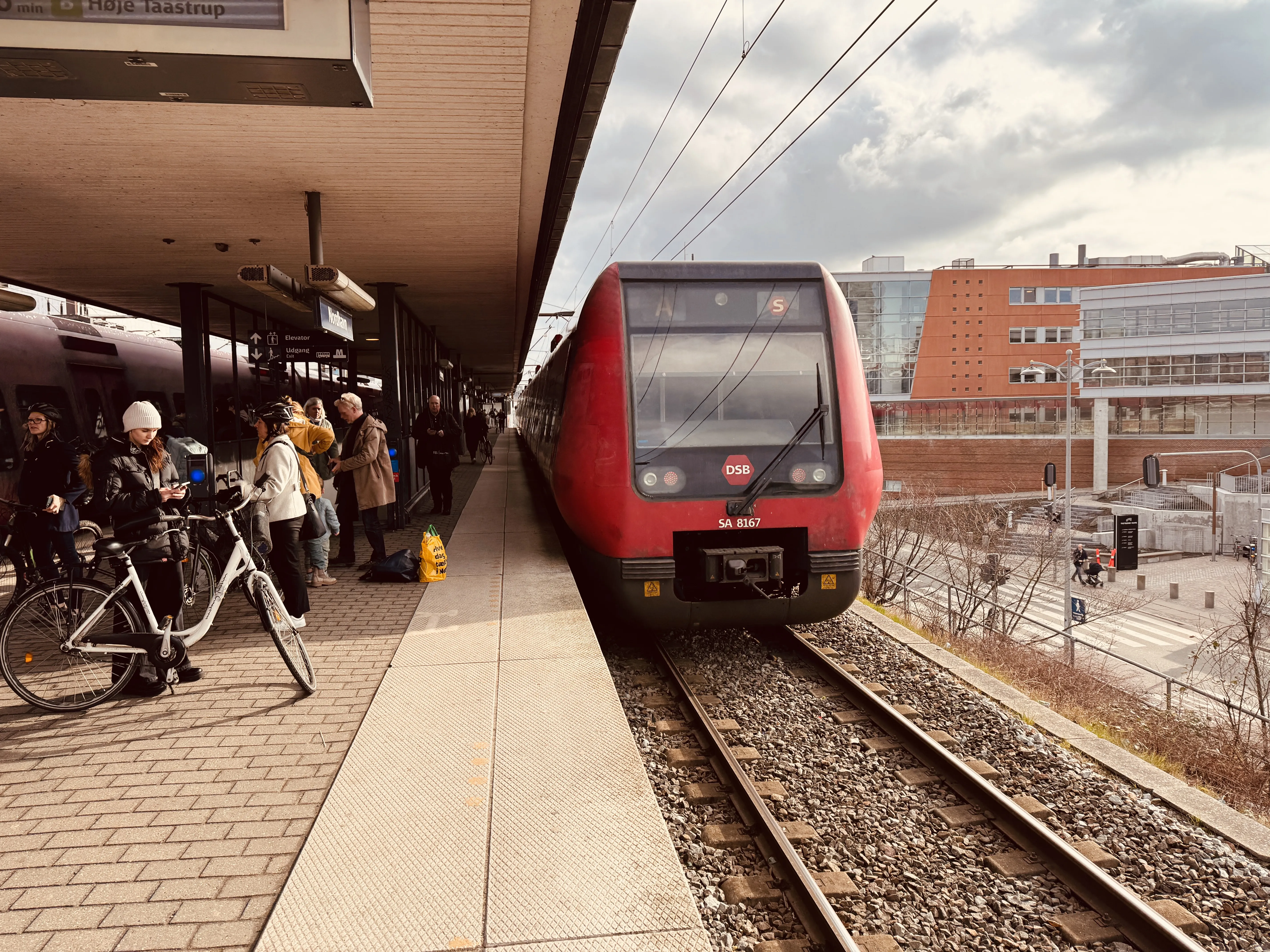 Billede af DSB SA 8167 fotograferet ud for Nordhavn S-togstrinbræt.