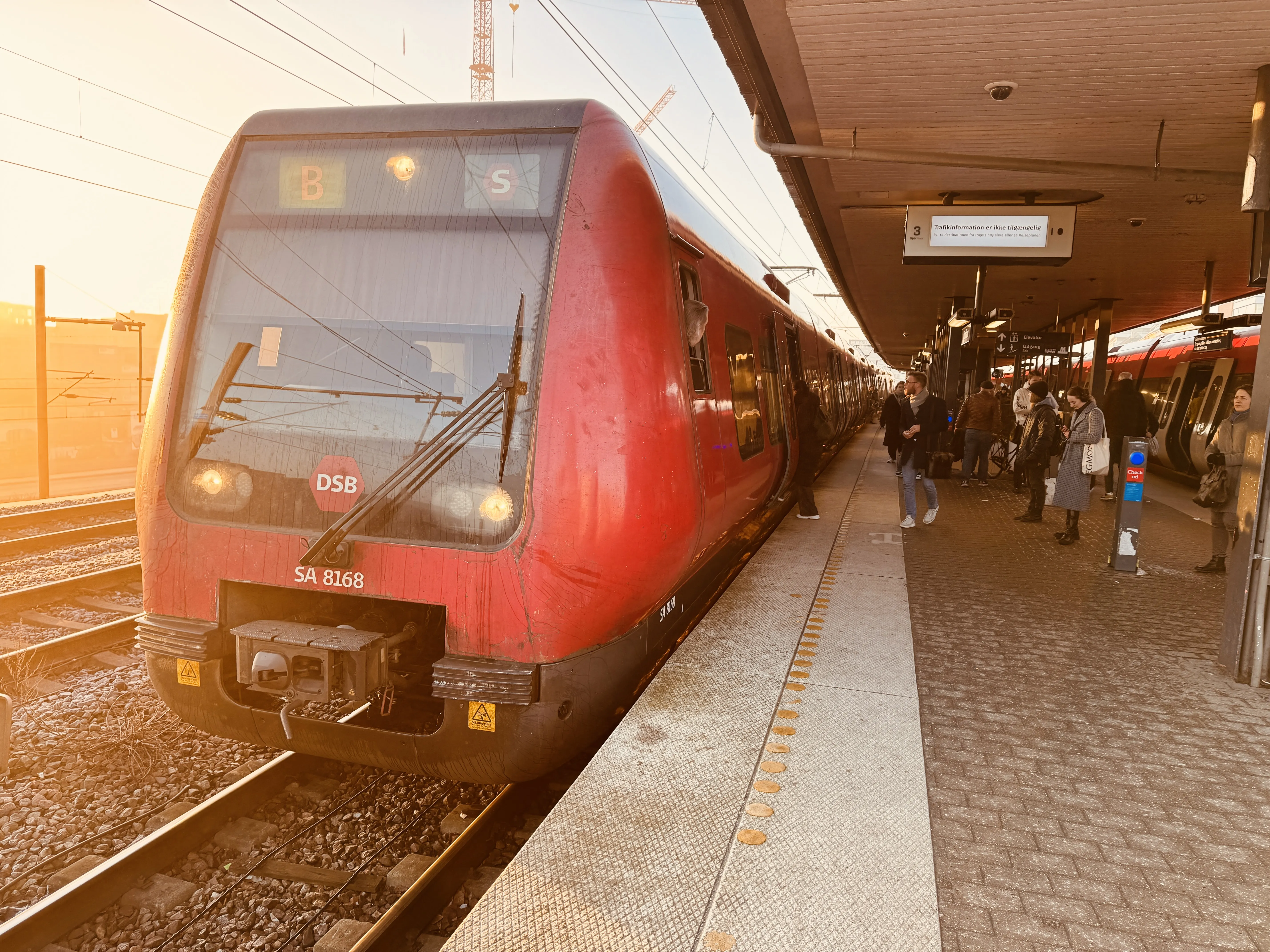 Billede af DSB SA 8168 fotograferet ud for Nordhavn S-togstrinbræt.