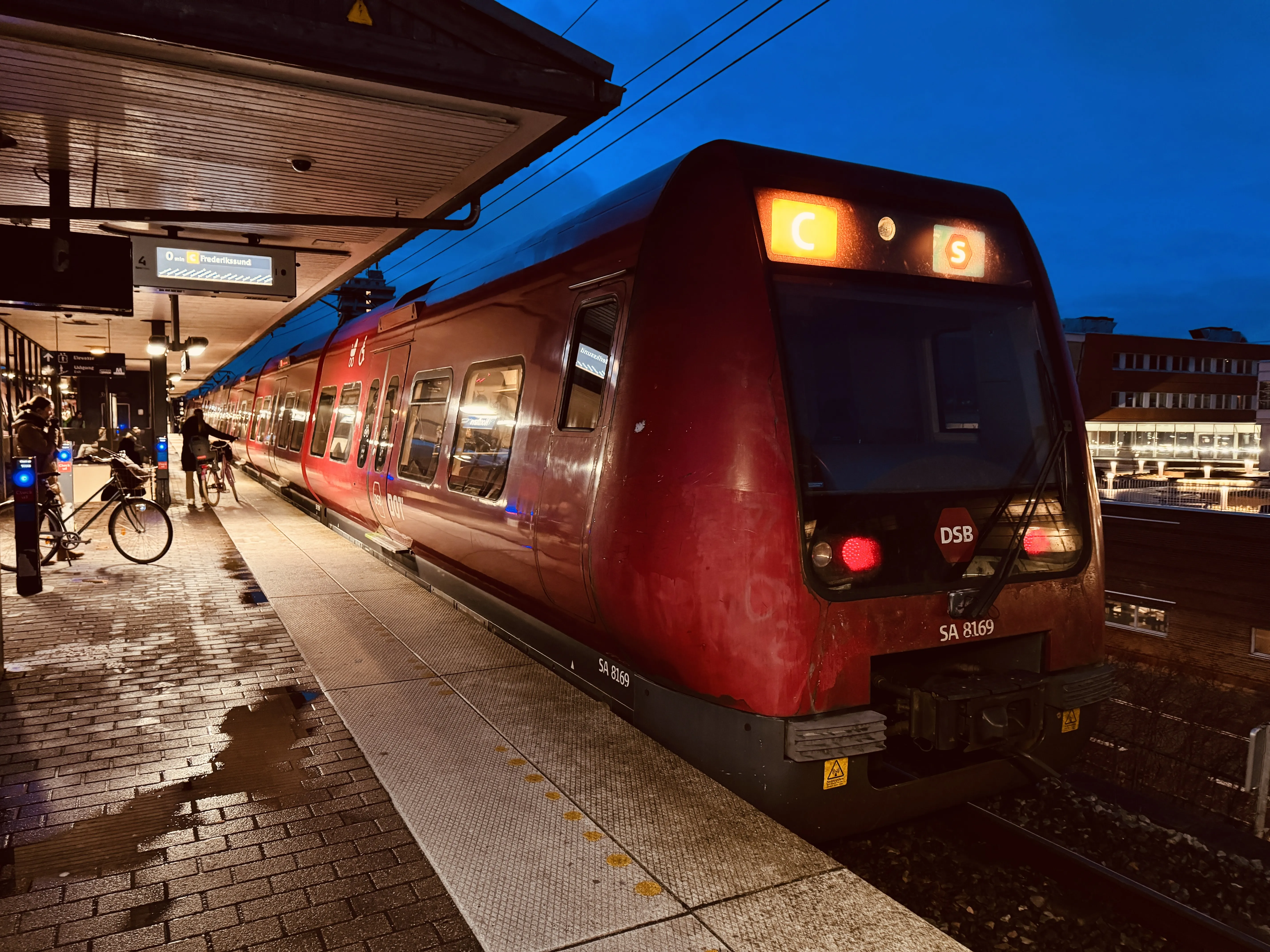 Billede af DSB SA 8169 fotograferet ud for Nordhavn S-togstrinbræt.