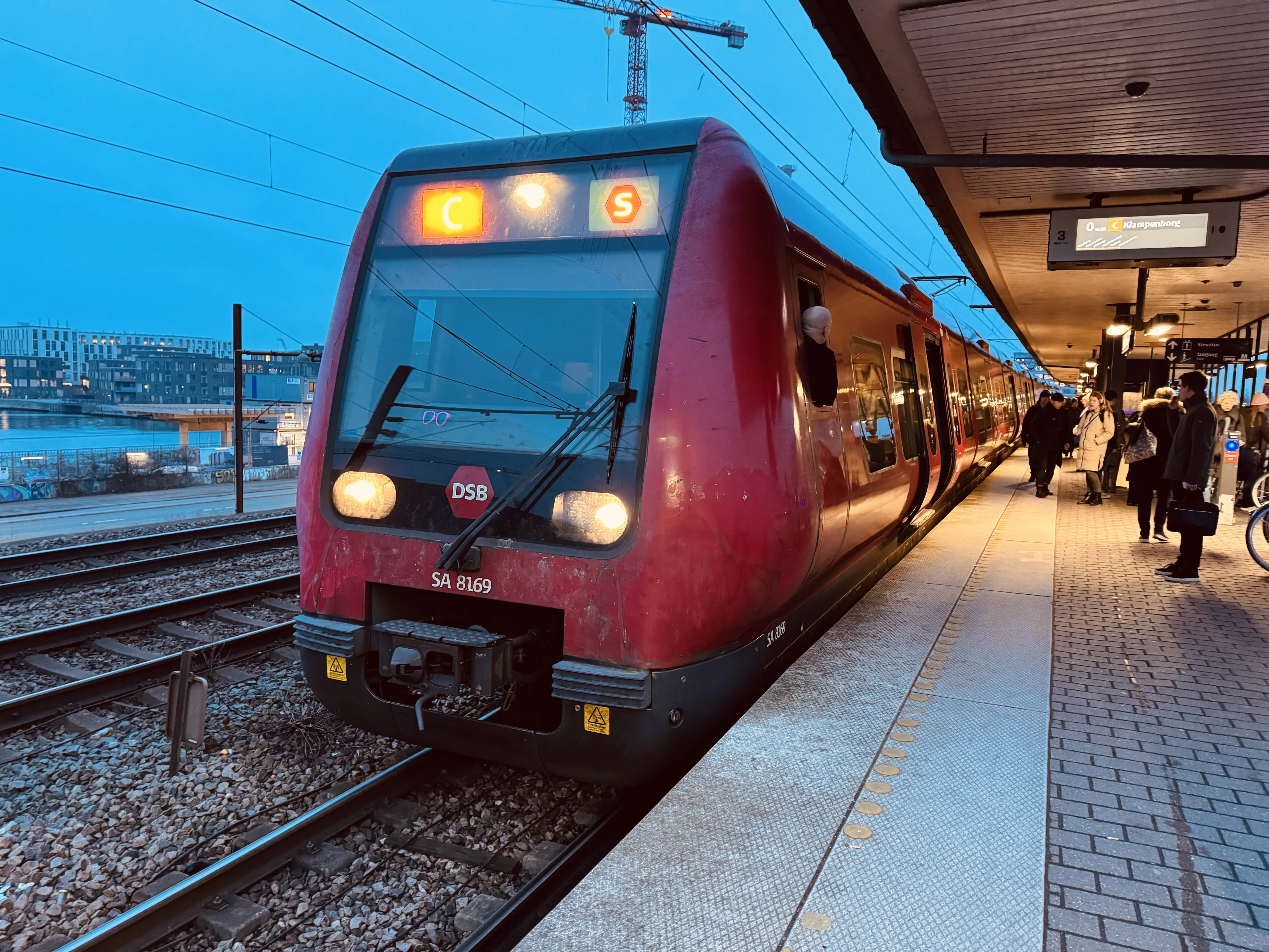 Billede af DSB SA 8169 fotograferet ud for Nordhavn S-togstrinbræt.