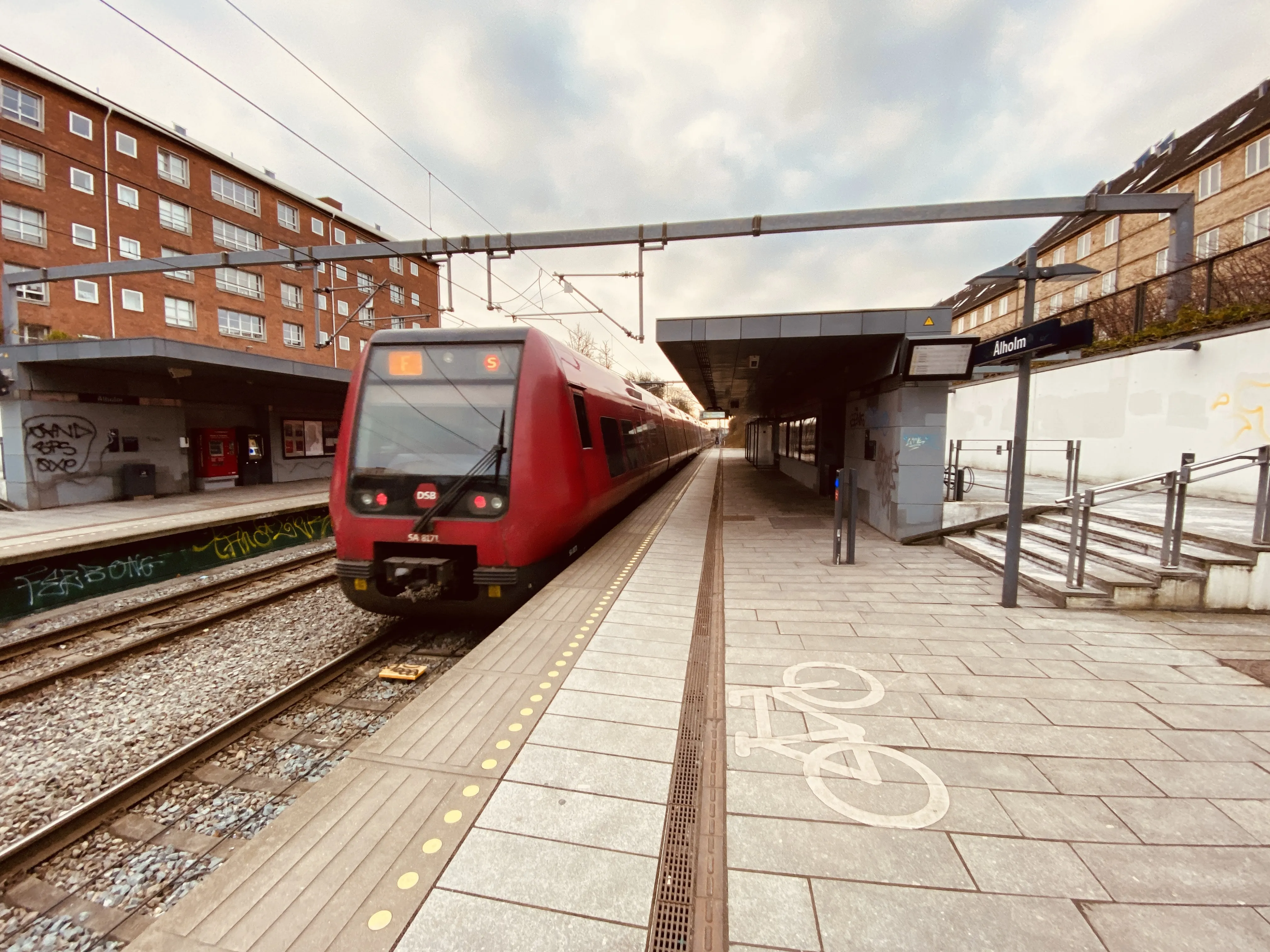 Billede af DSB SA 8171 fotograferet ud for Ålholm S-togstrinbræt.