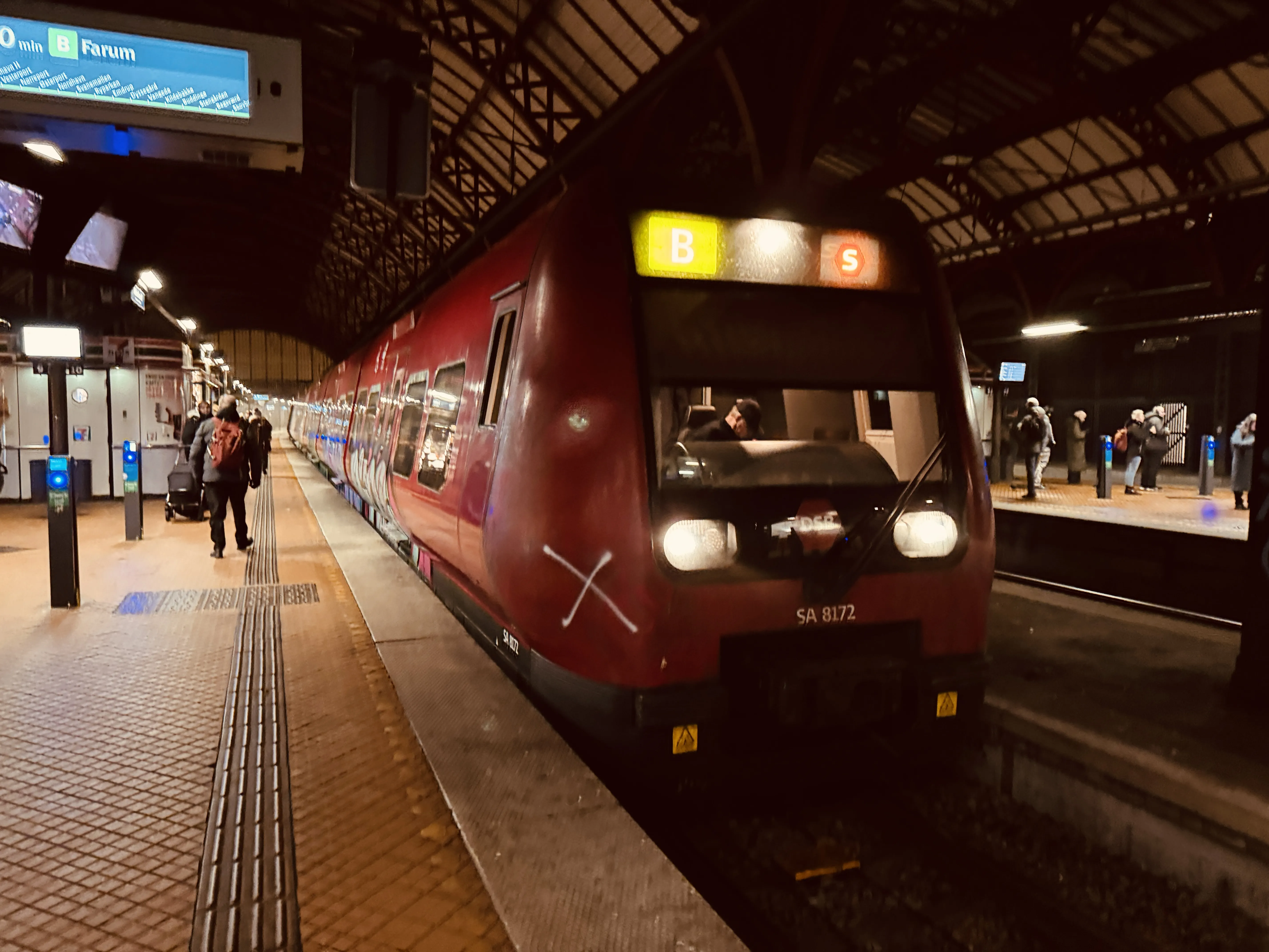 Billede af DSB SA 8172 fotograferet ud for København Hovedbanegård.