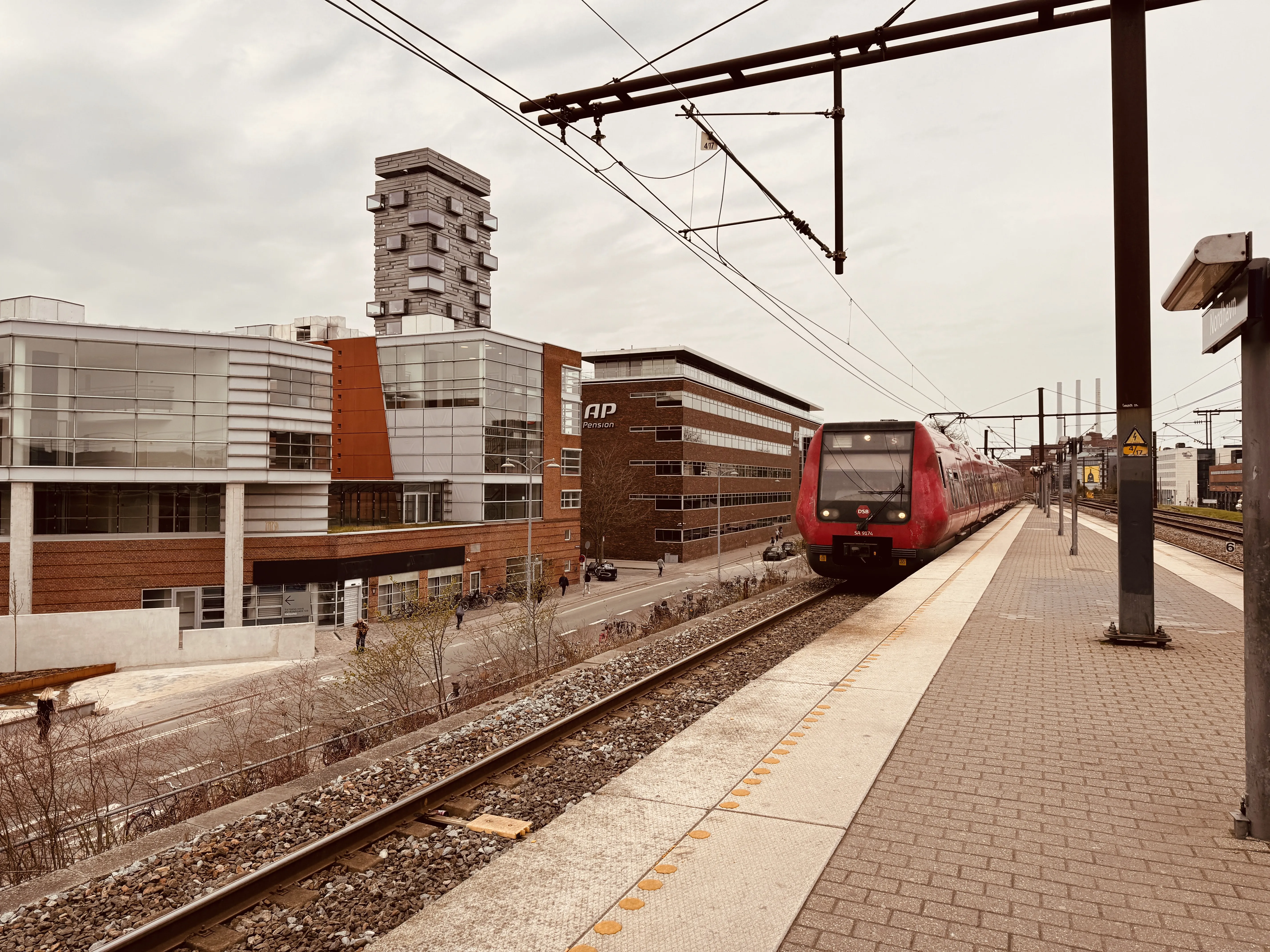 Billede af DSB SA 8174 fotograferet ud for Nordhavn S-togstrinbræt.