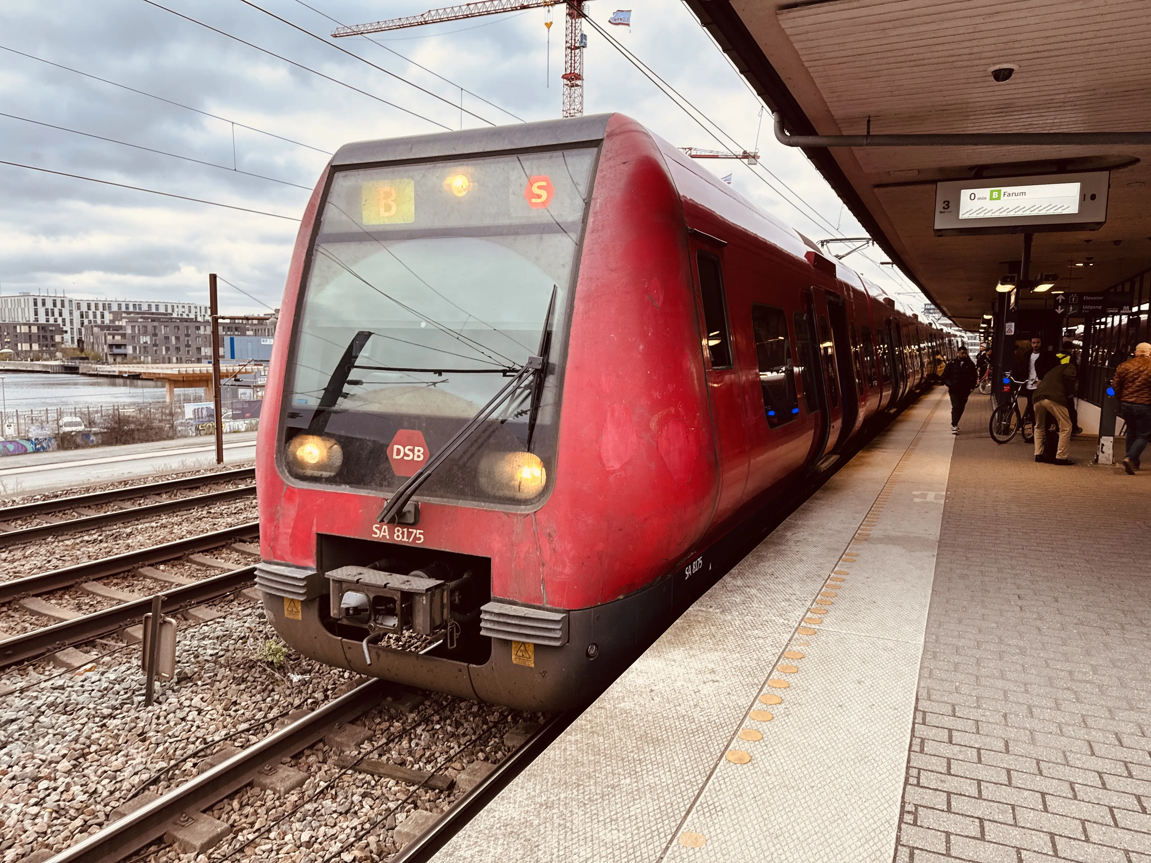 Billede af DSB SA 8175 fotograferet ud for Nordhavn S-togstrinbræt.