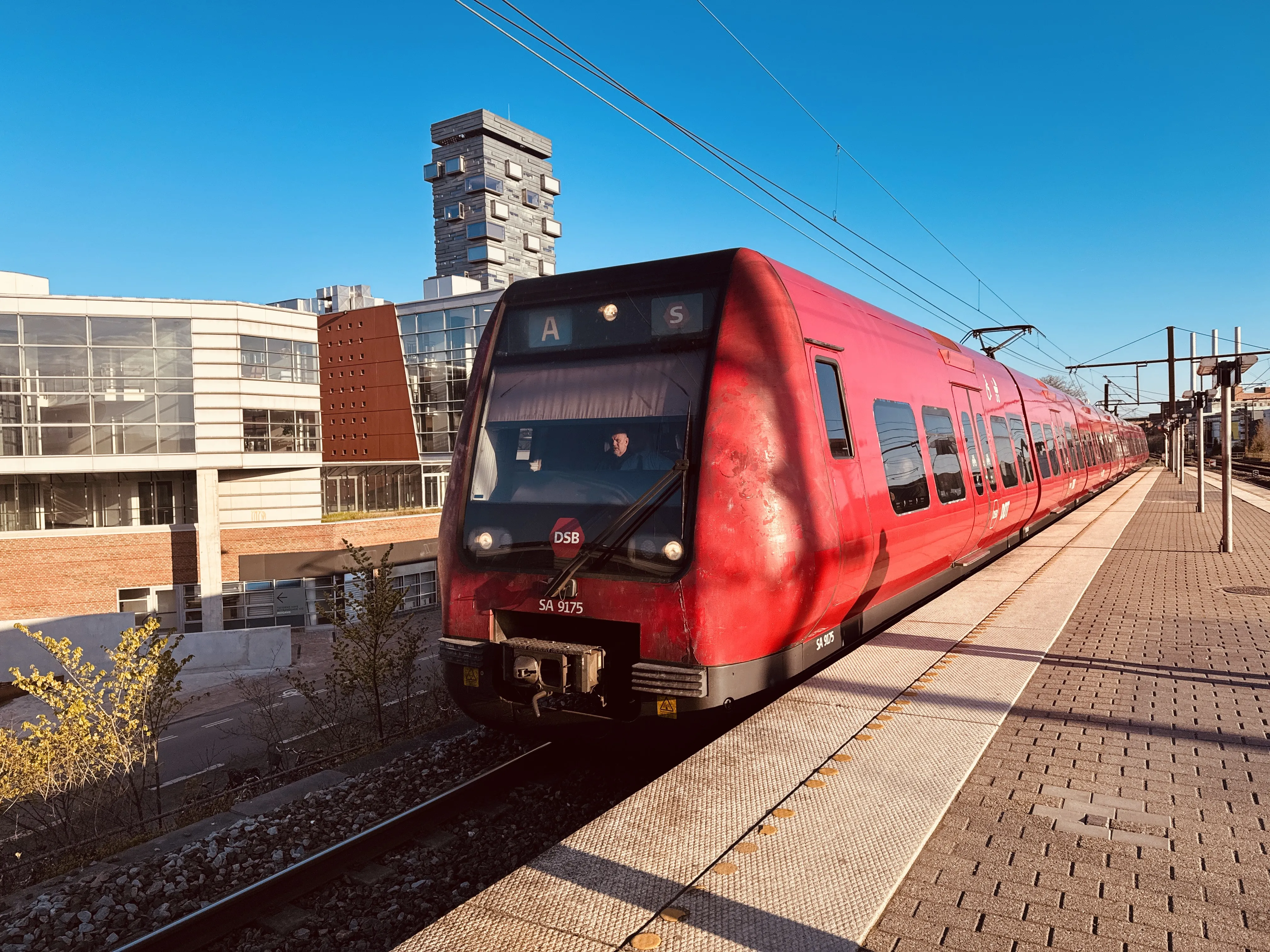 Billede af DSB SA 8175 fotograferet ud for Nordhavn S-togstrinbræt.