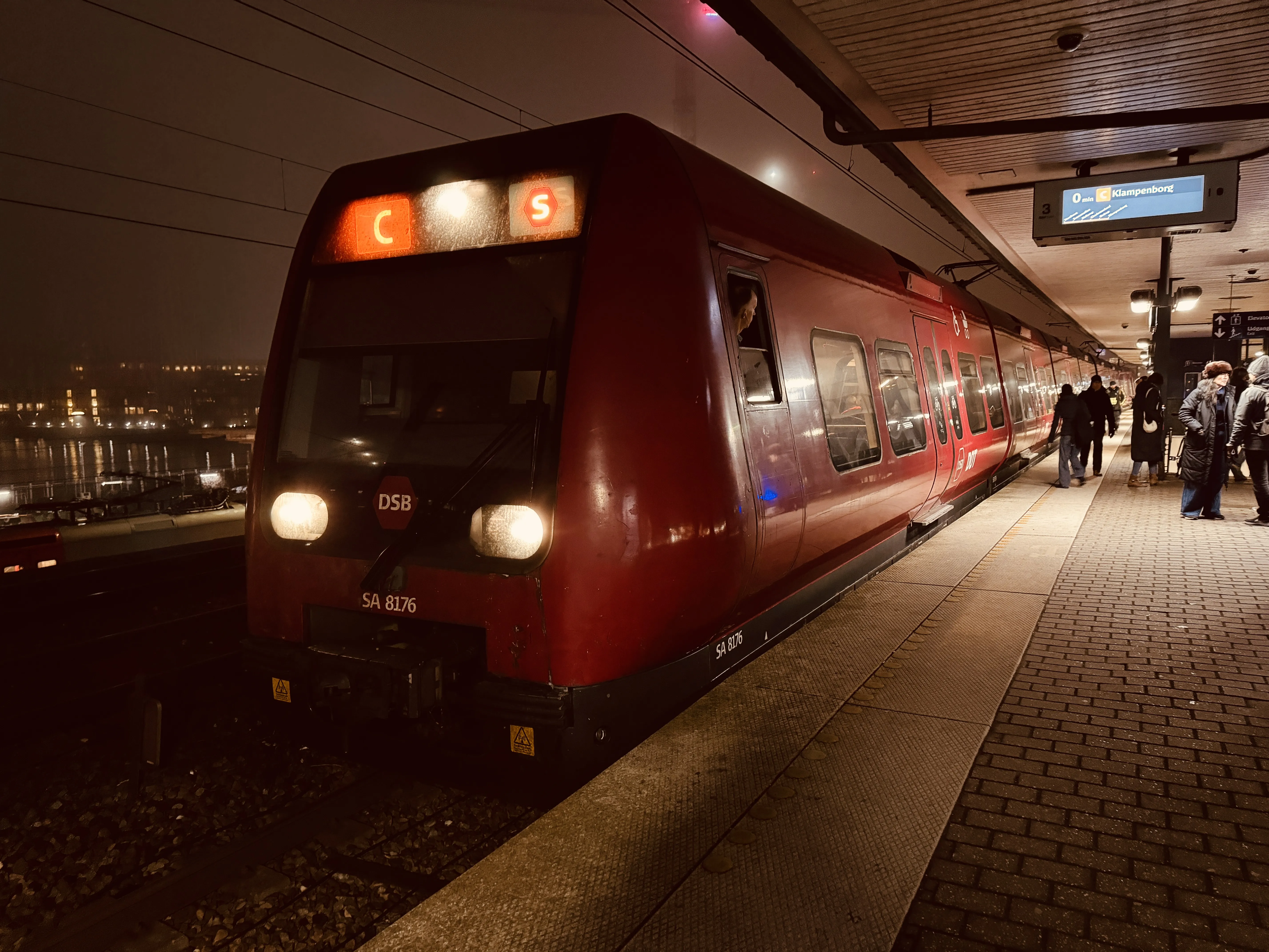 Billede af DSB SA 8176 fotograferet ud for Nordhavn S-togstrinbræt.