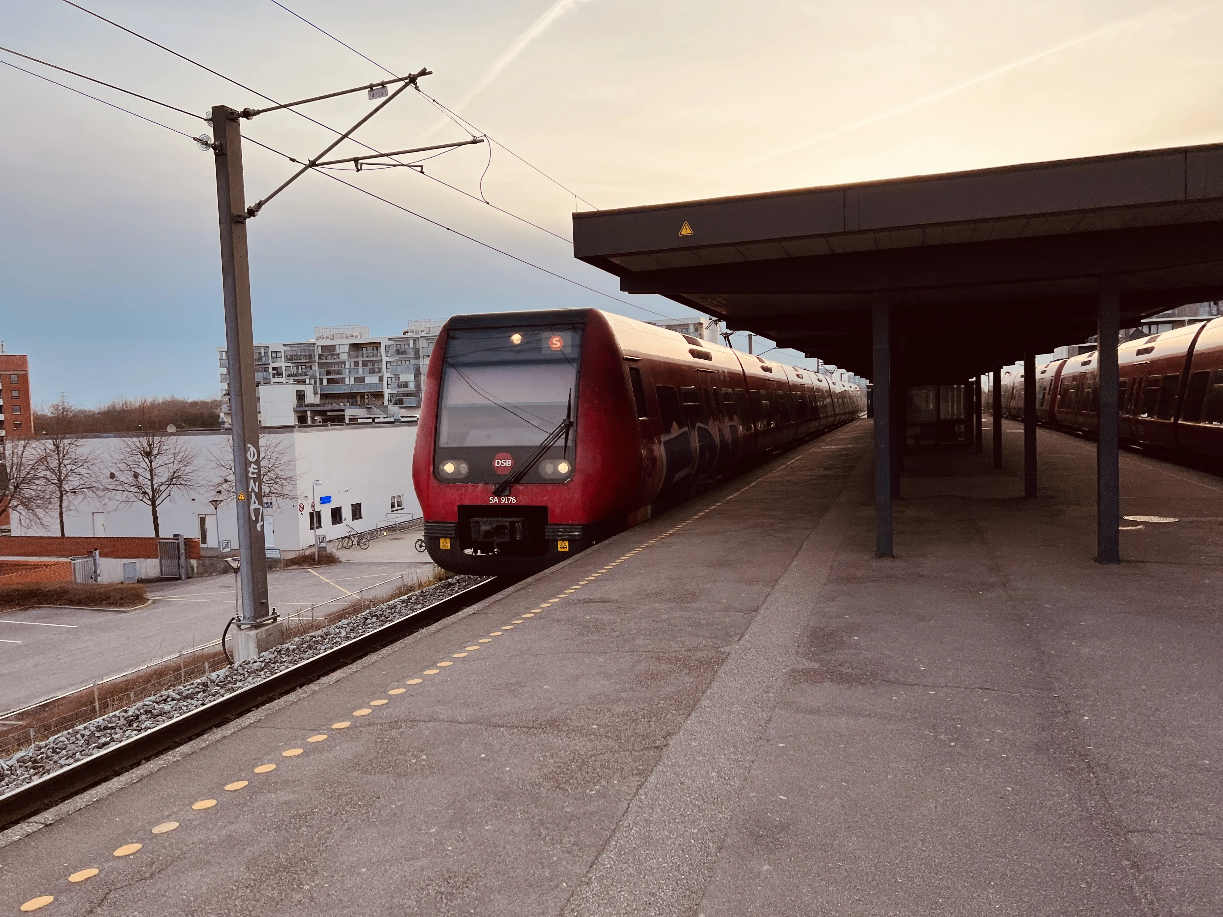 Billede af DSB SA 8176 fotograferet ud for Vallensbæk S-togsstation.