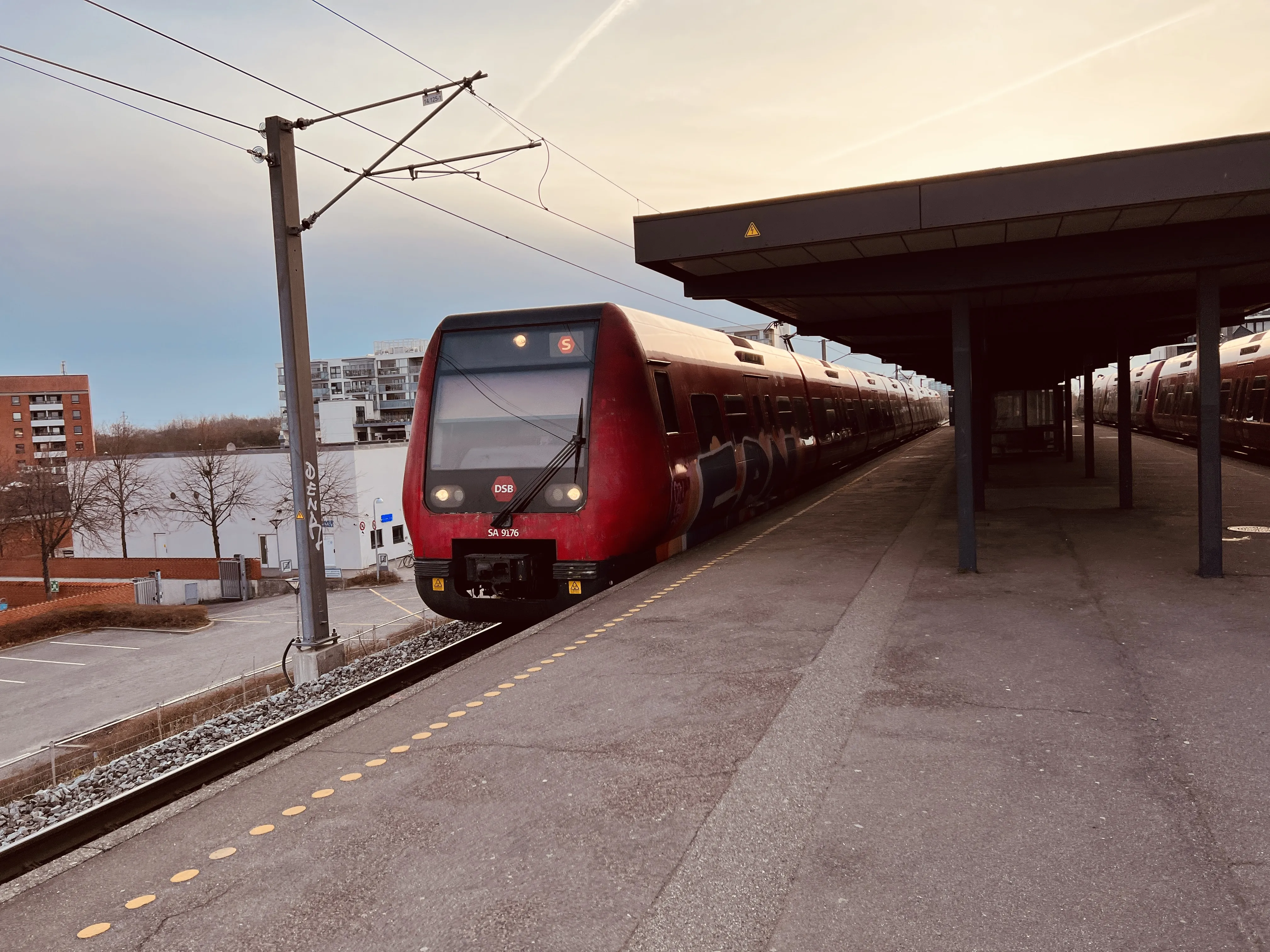 Billede af DSB SA 8176 fotograferet ud for Vallensbæk S-togsstation.
