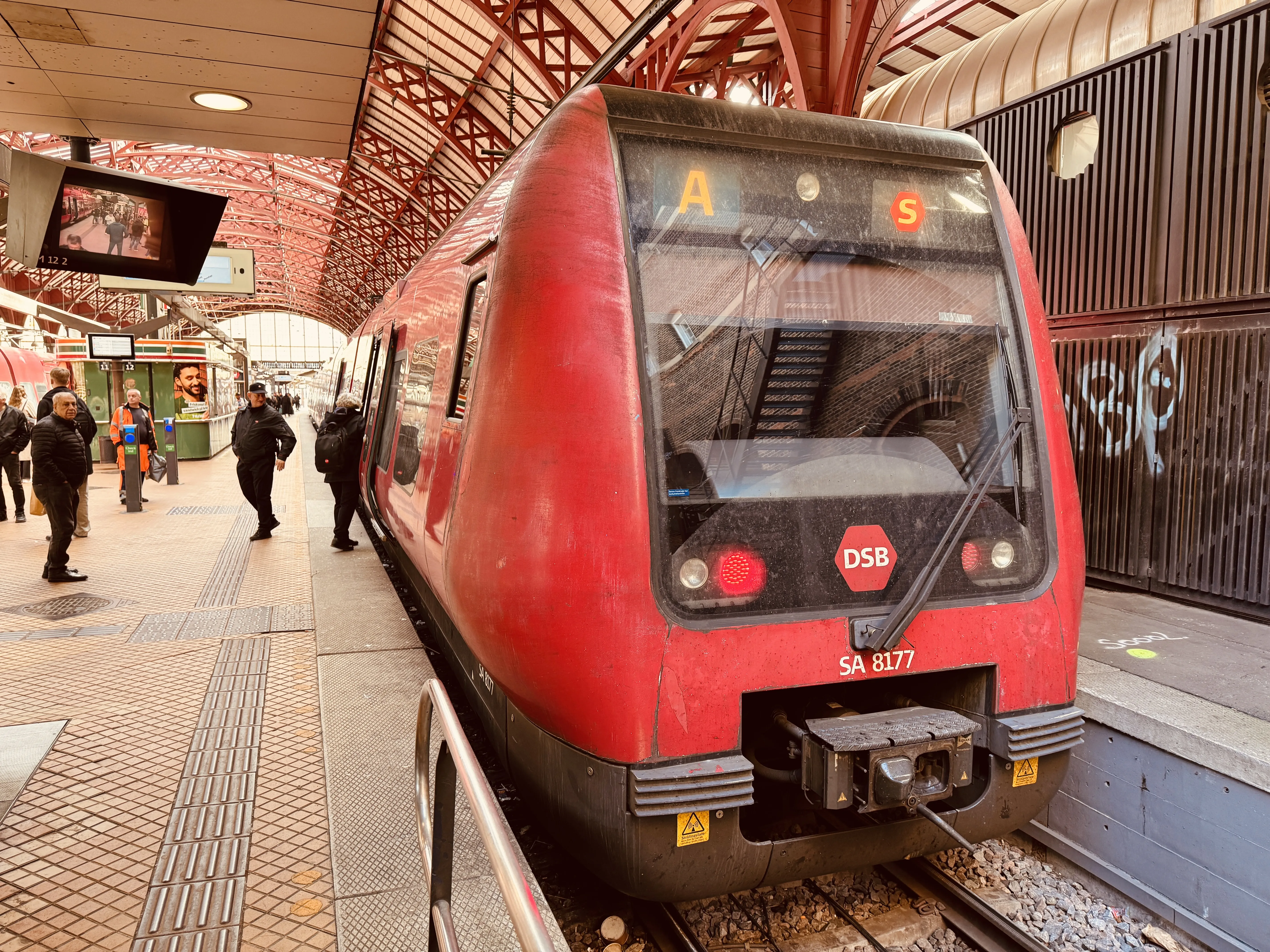 Billede af DSB SA 8177 fotograferet ud for København Hovedbanegård.