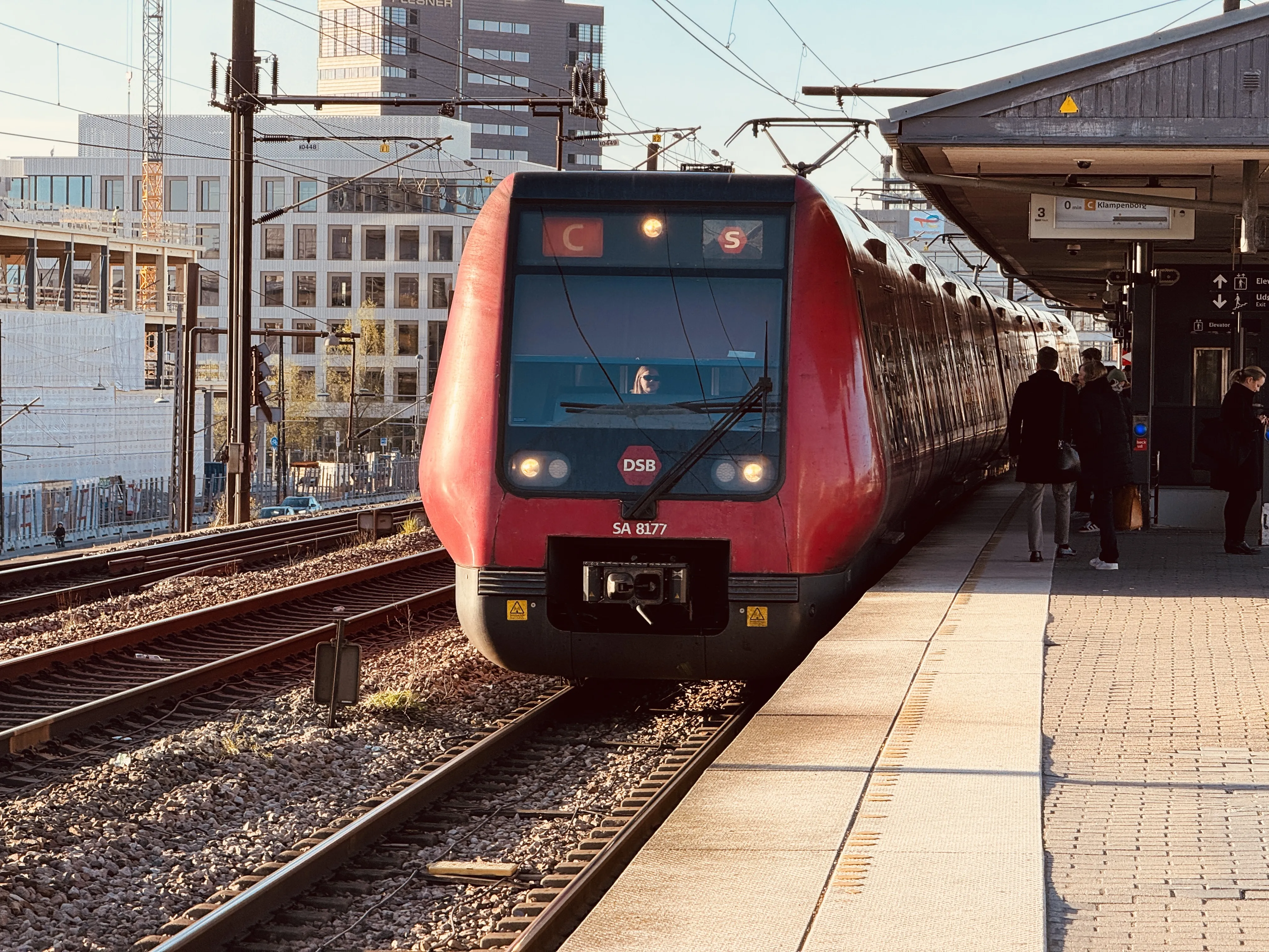 Billede af DSB SA 8177 fotograferet ud for Nordhavn S-togstrinbræt.