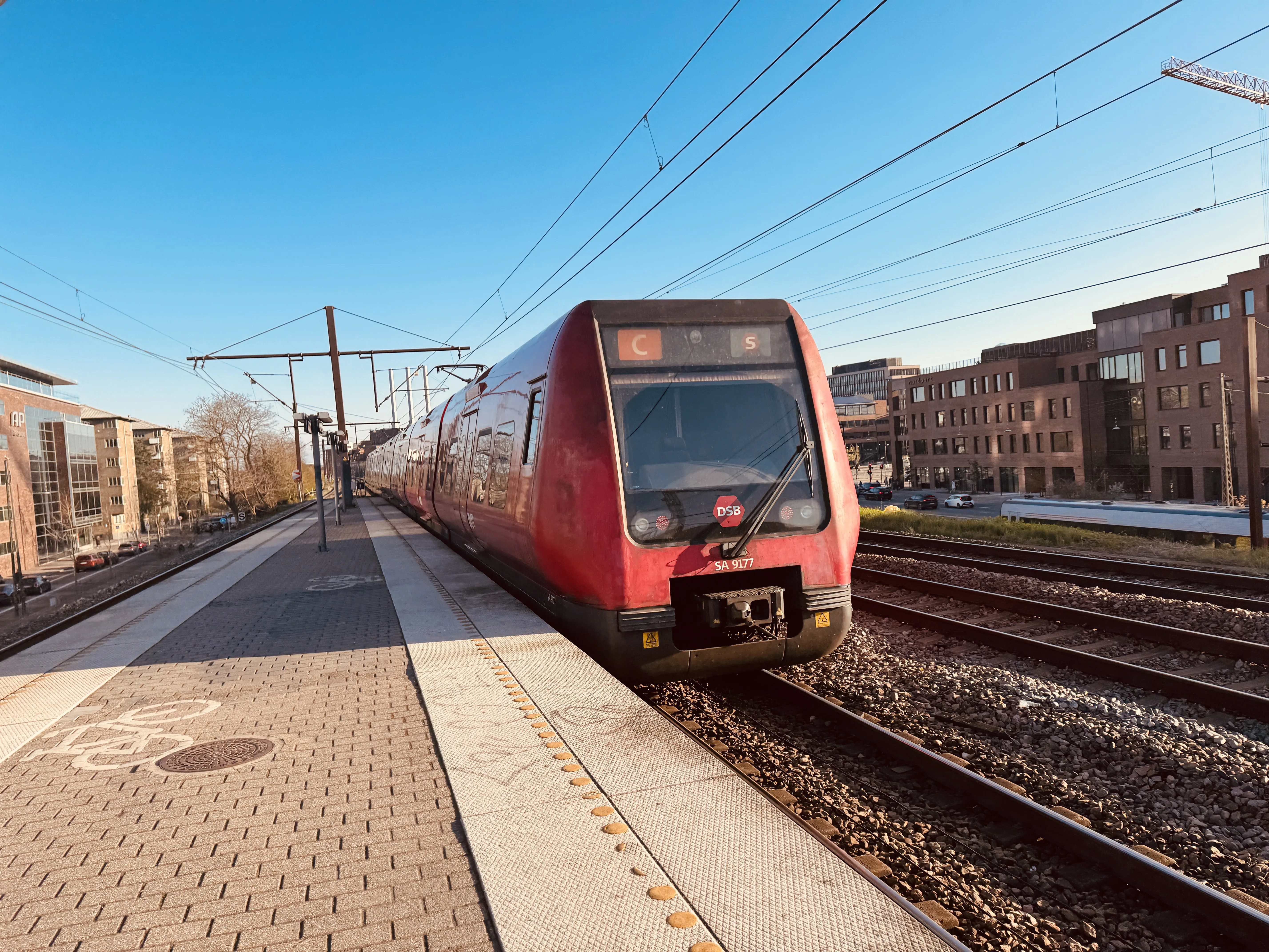 Billede af DSB SA 8177 fotograferet ud for Nordhavn S-togstrinbræt.