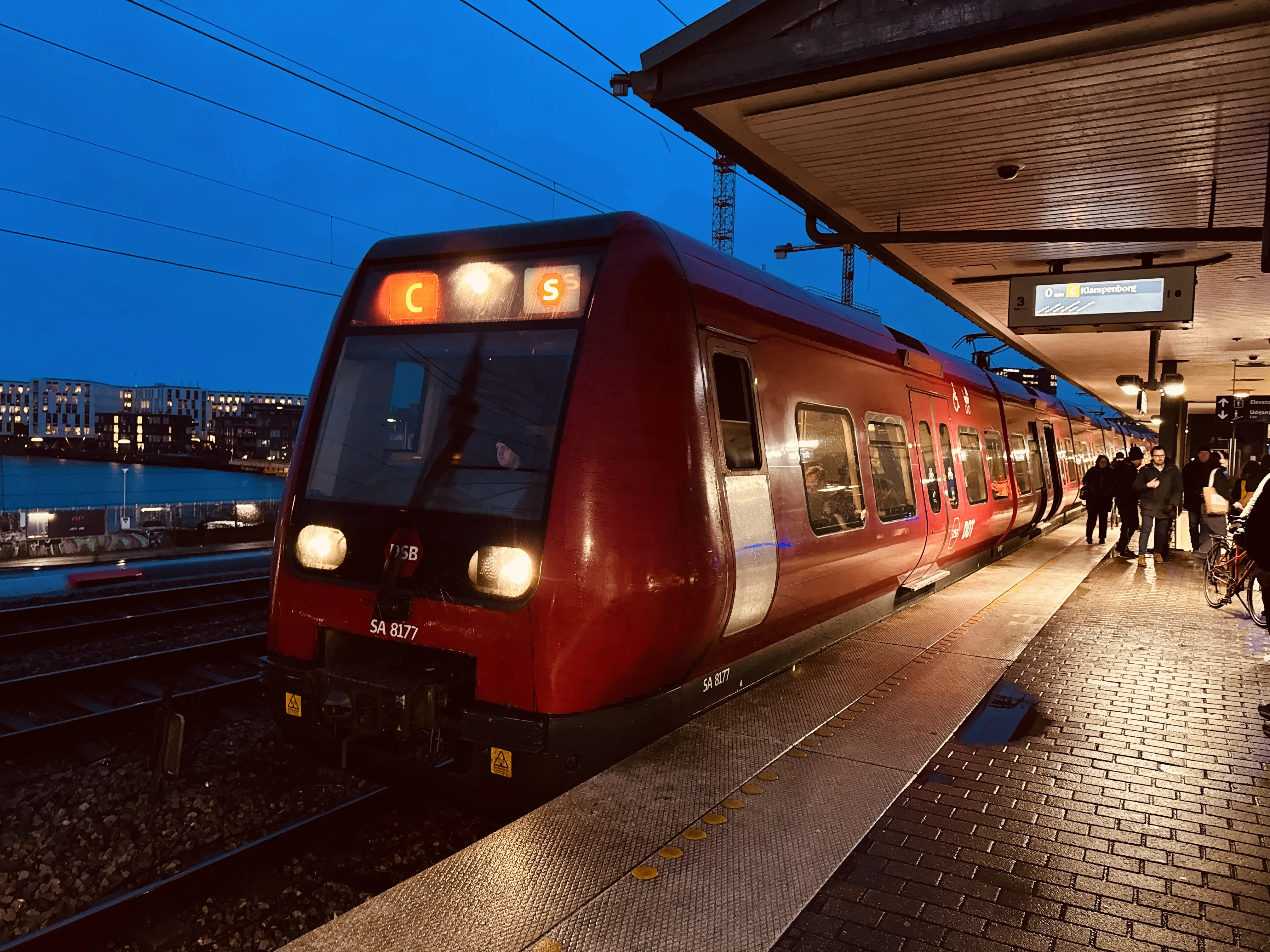 Billede af DSB SA 8177 fotograferet ud for Nordhavn S-togstrinbræt.