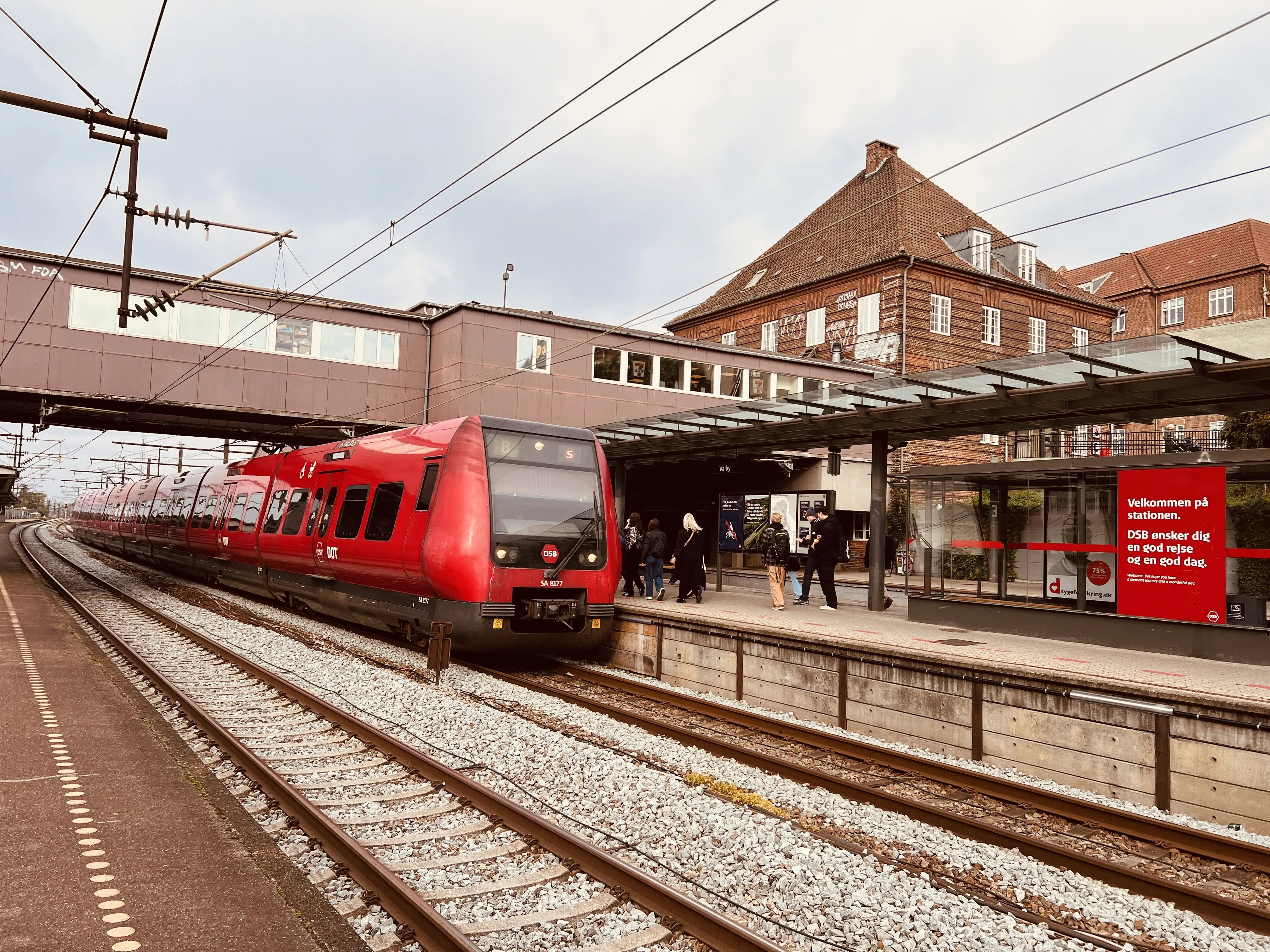 Billede af DSB SA 8177 fotograferet ud for Valby Station.