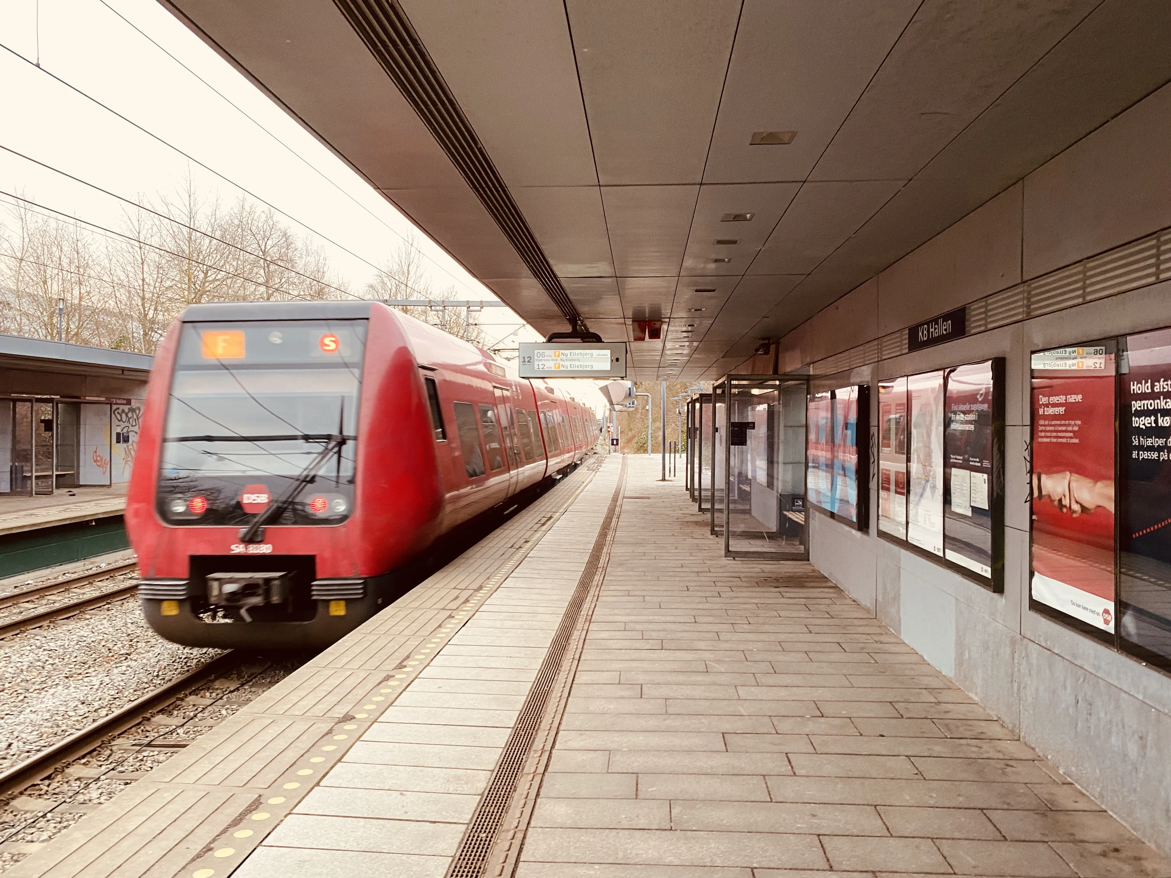 Billede af DSB SA 8180 fotograferet ud for KB Hallen S-togstrinbræt.