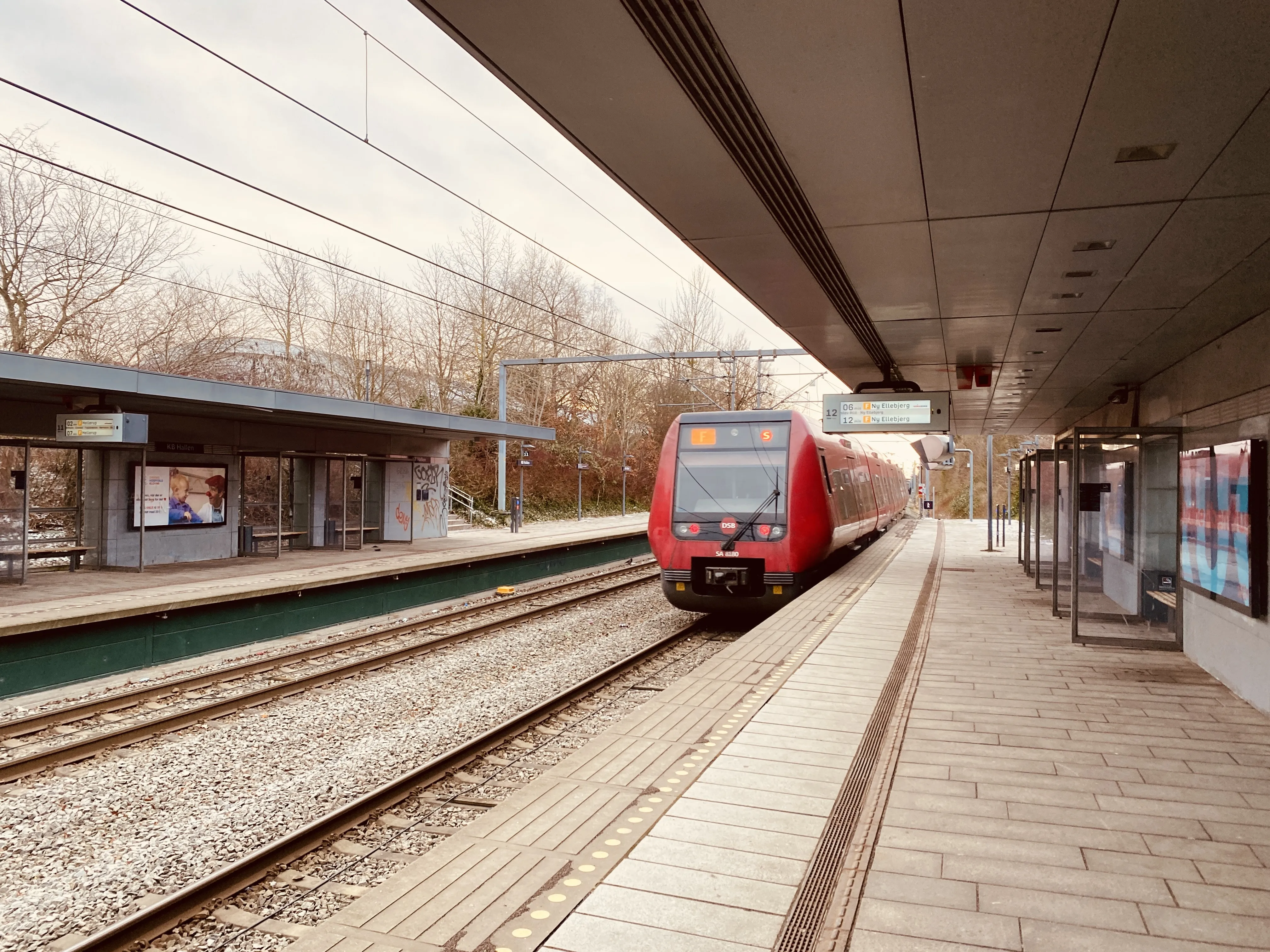 Billede af DSB SA 8180 fotograferet ud for KB Hallen S-togstrinbræt.