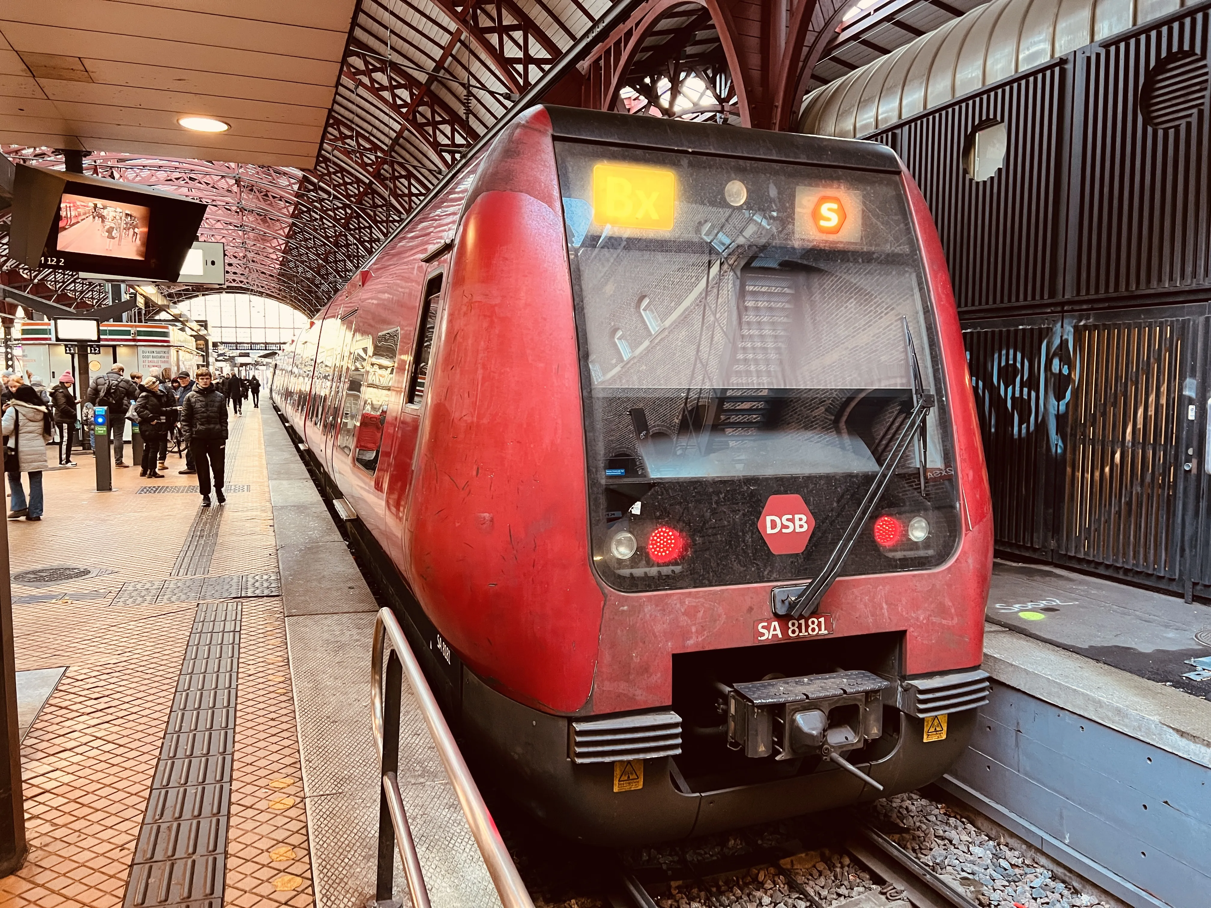 Billede af DSB SA 8181 fotograferet ud for København Hovedbanegård.