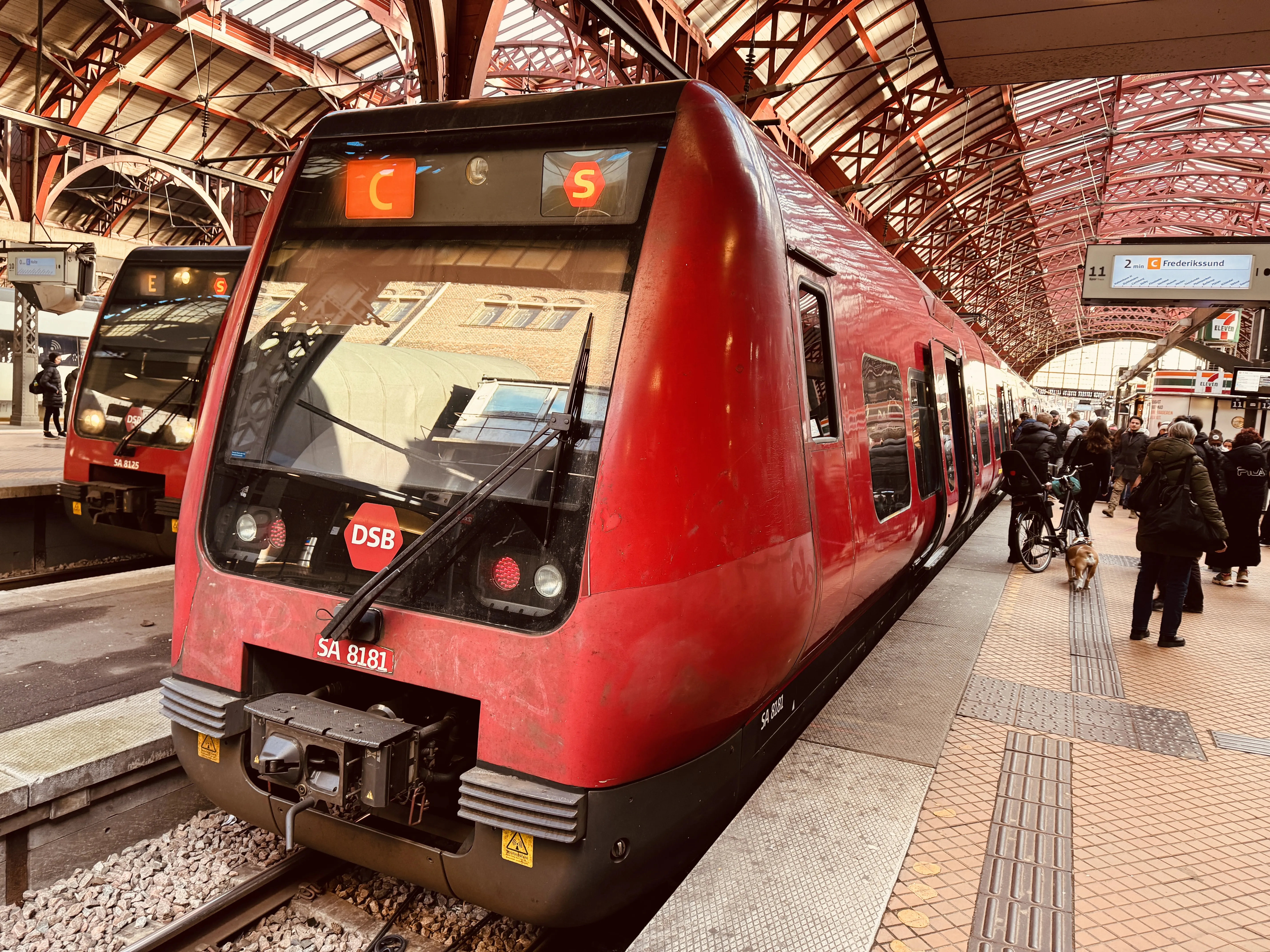 Billede af DSB SA 8181 fotograferet ud for København Hovedbanegård.