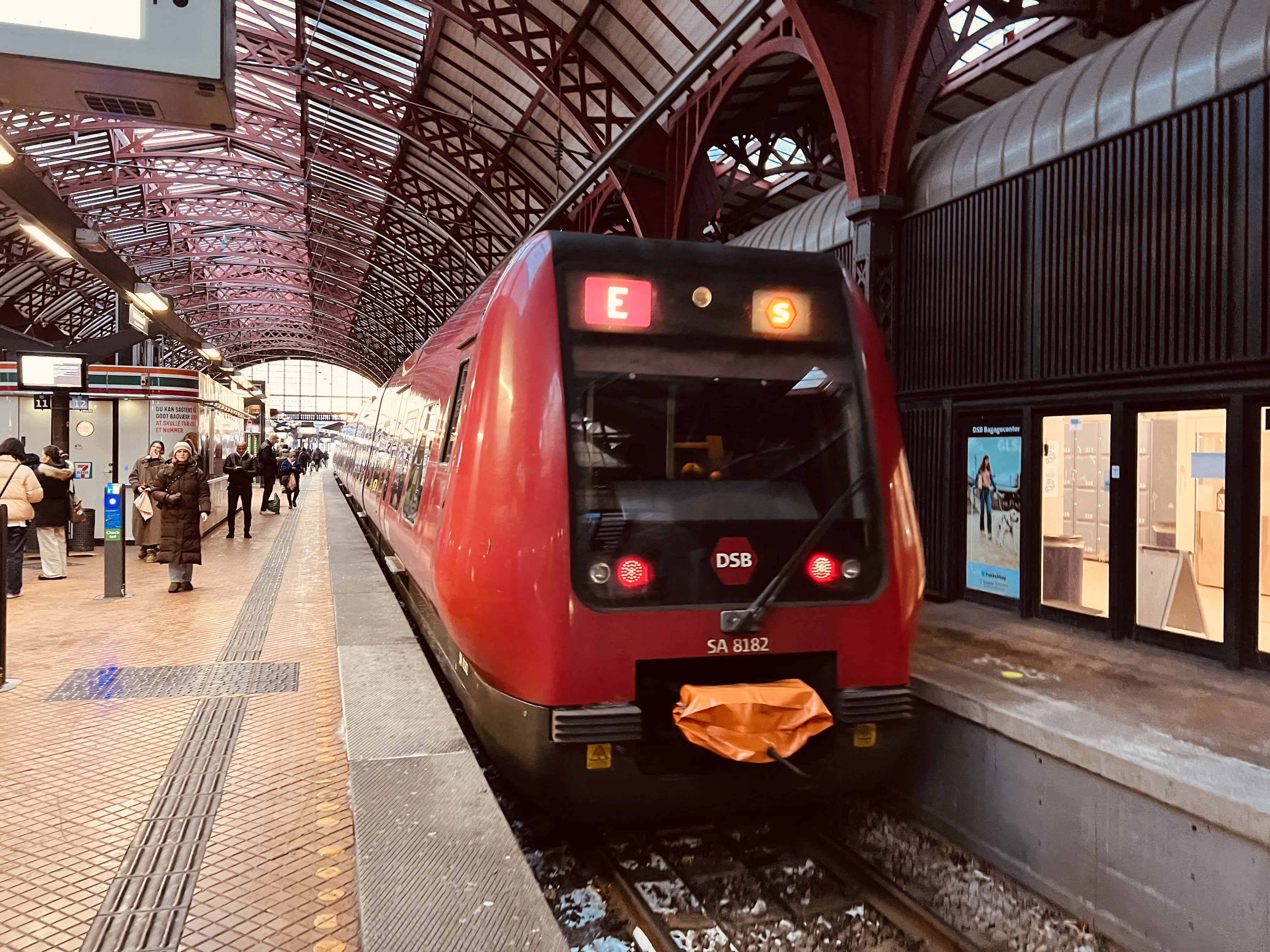 Billede af DSB SA 8182 fotograferet ud for København Hovedbanegård.