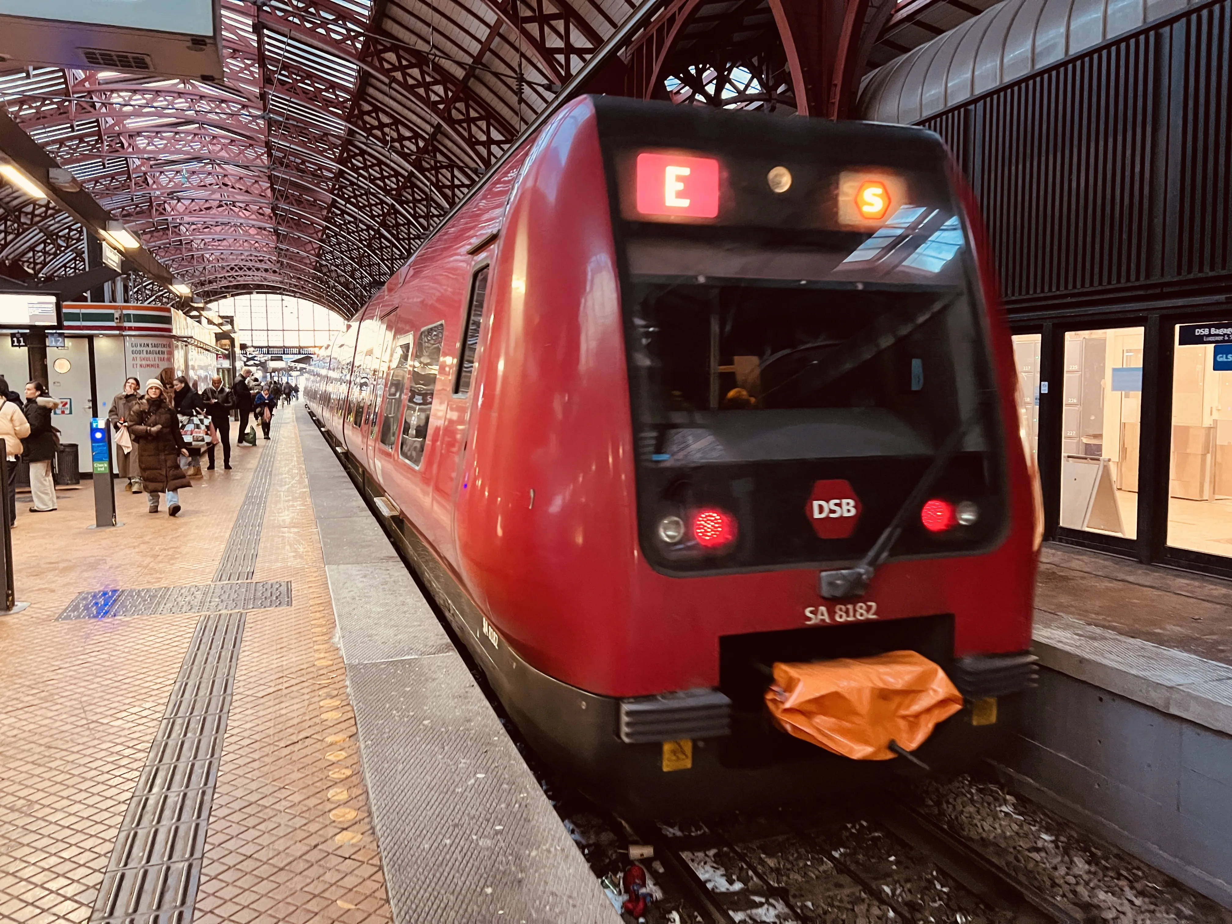 Billede af DSB SA 8182 fotograferet ud for København Hovedbanegård.