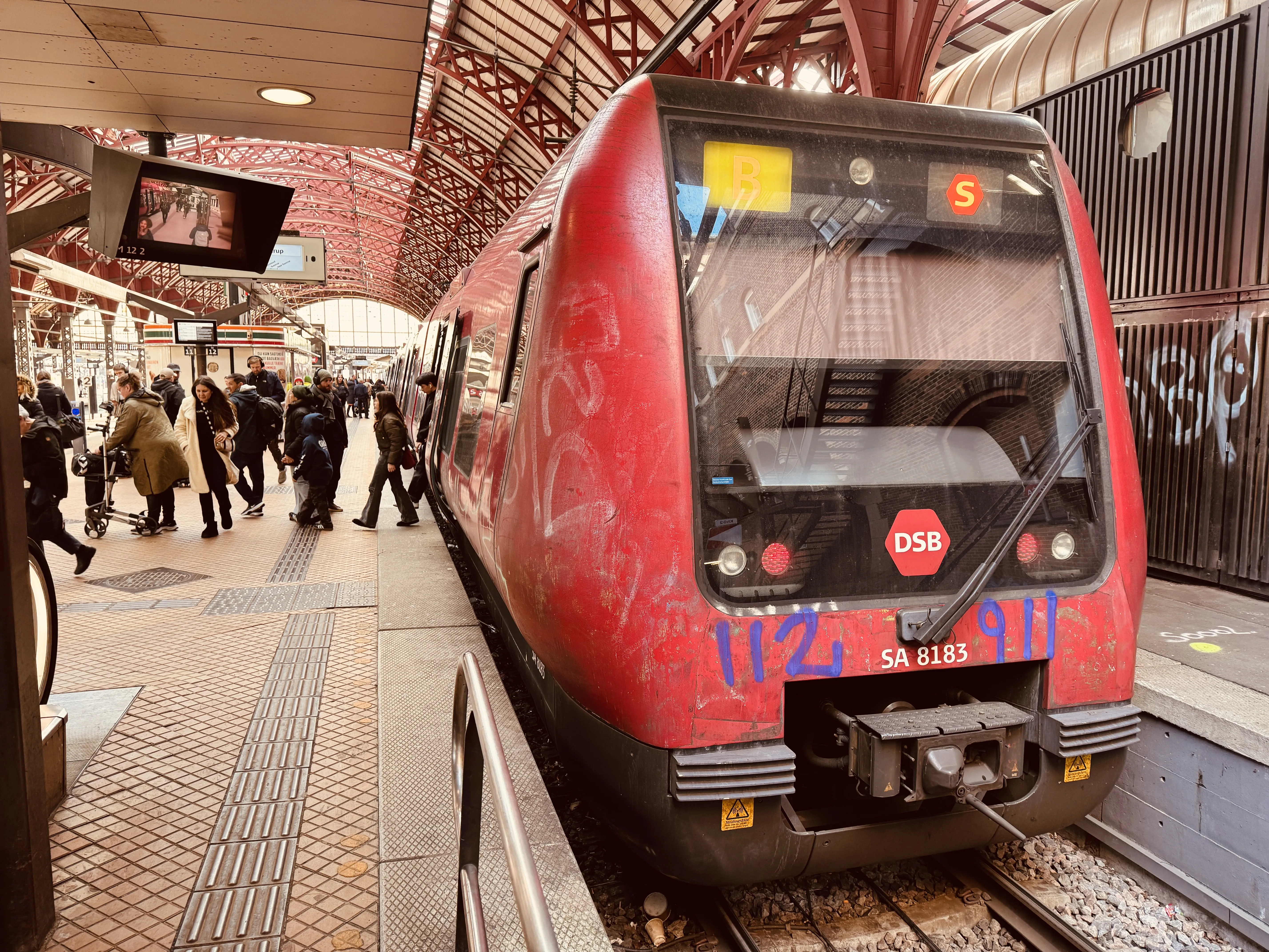 Billede af DSB SA 8183 fotograferet ud for København Hovedbanegård.