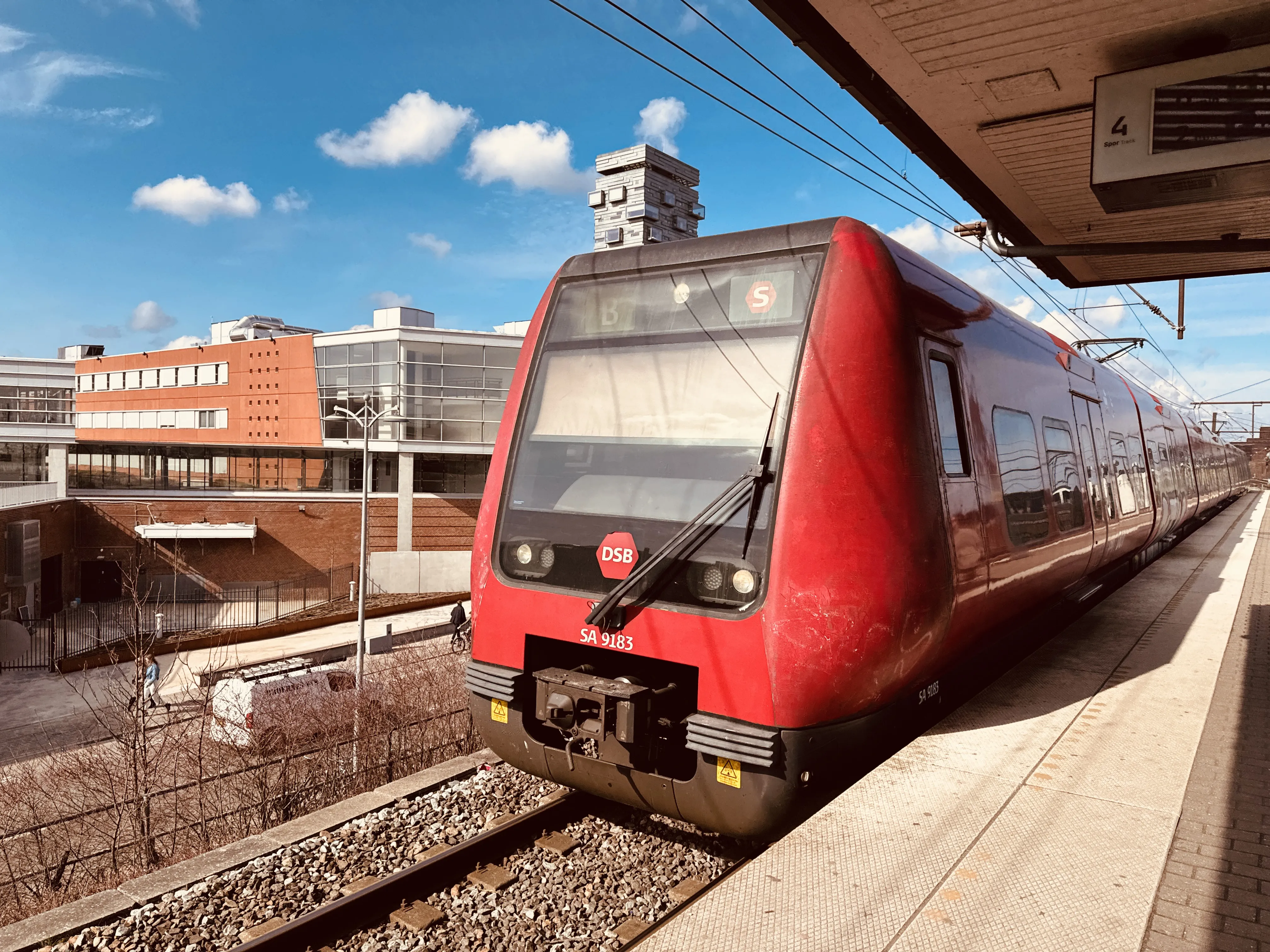 Billede af DSB SA 8183 fotograferet ud for Nordhavn S-togstrinbræt.