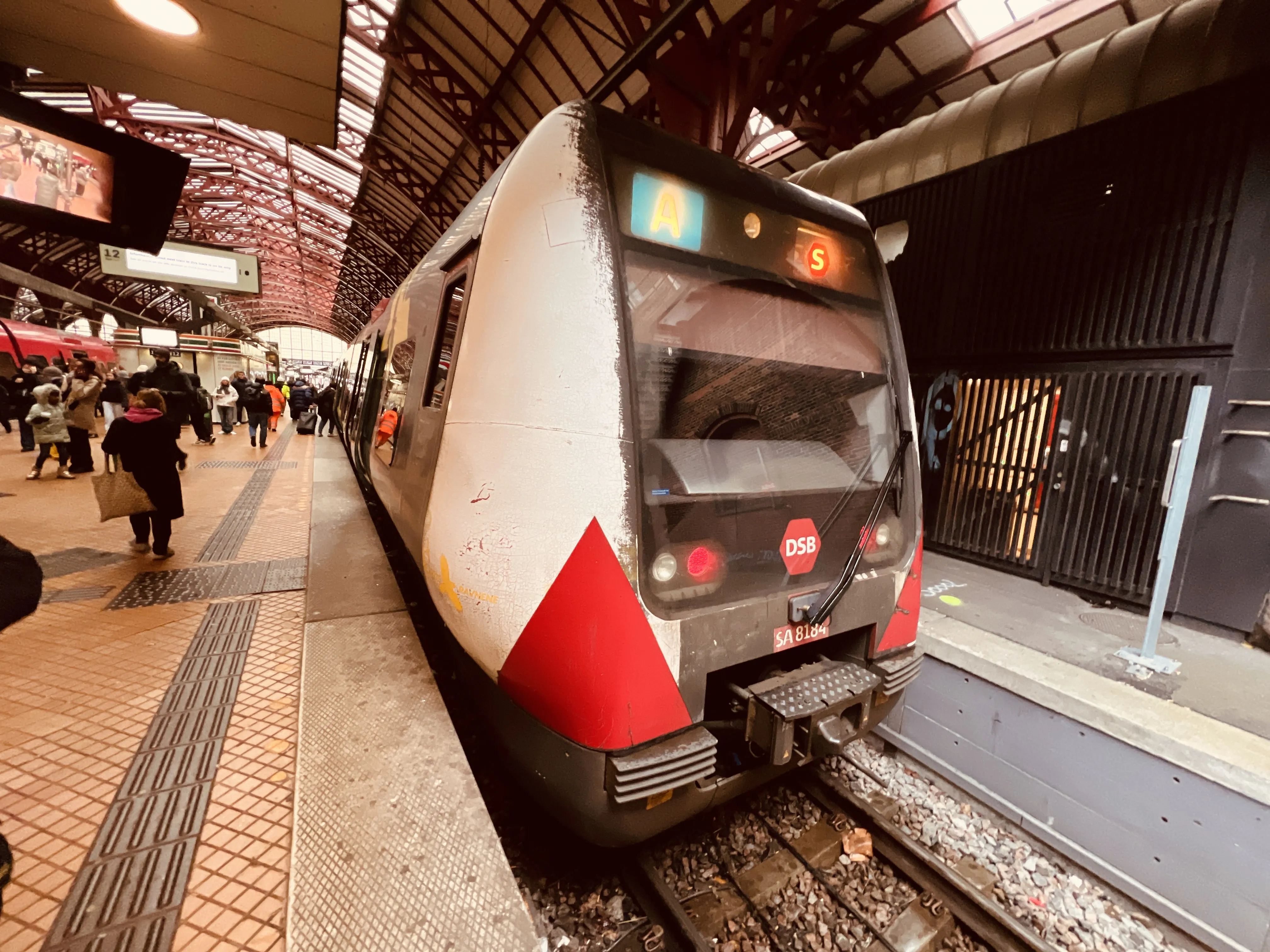 Billede af DSB SA 8184 fotograferet ud for København Hovedbanegård.