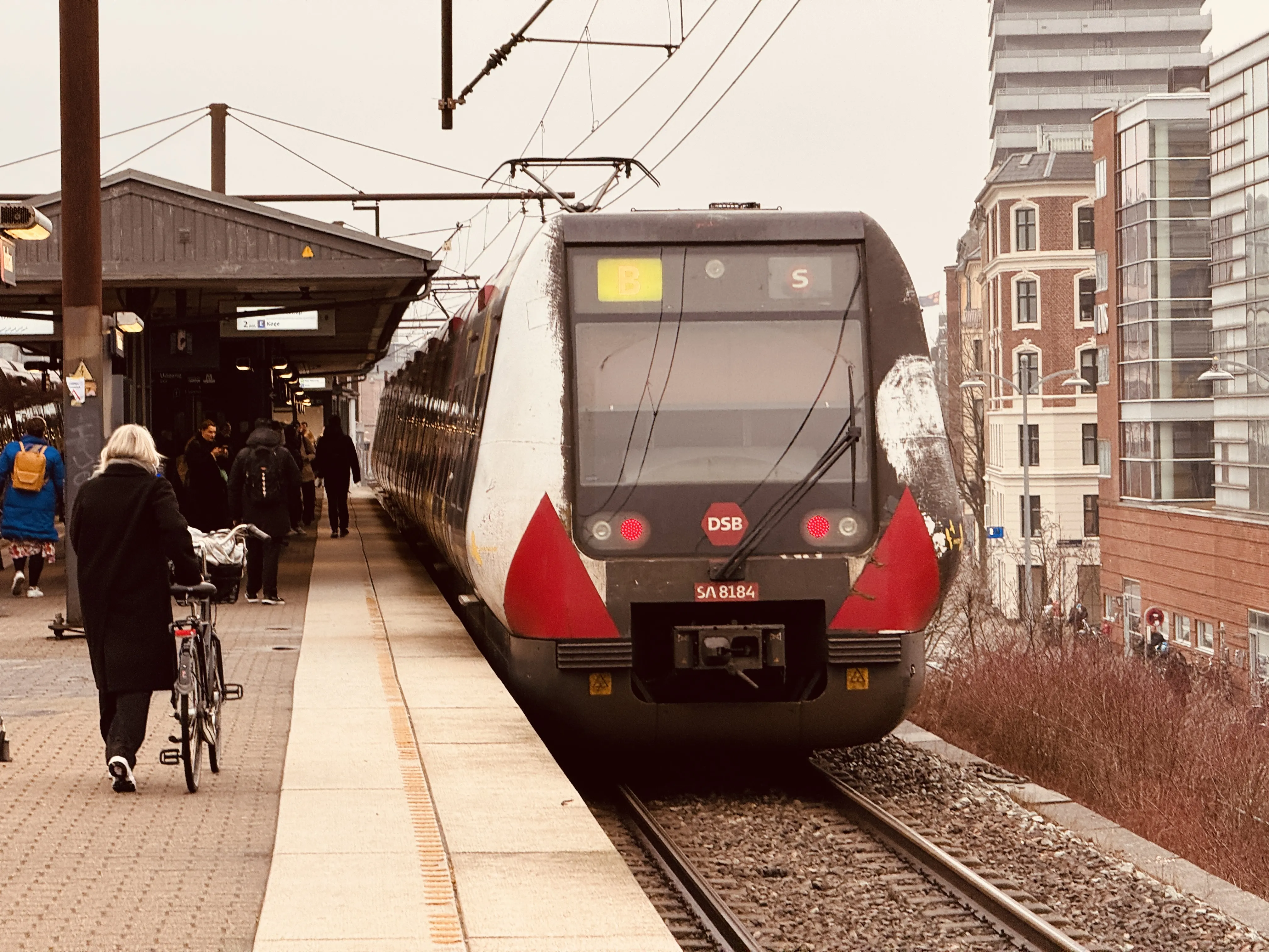 Billede af DSB SA 8184 fotograferet ud for Nordhavn S-togstrinbræt.