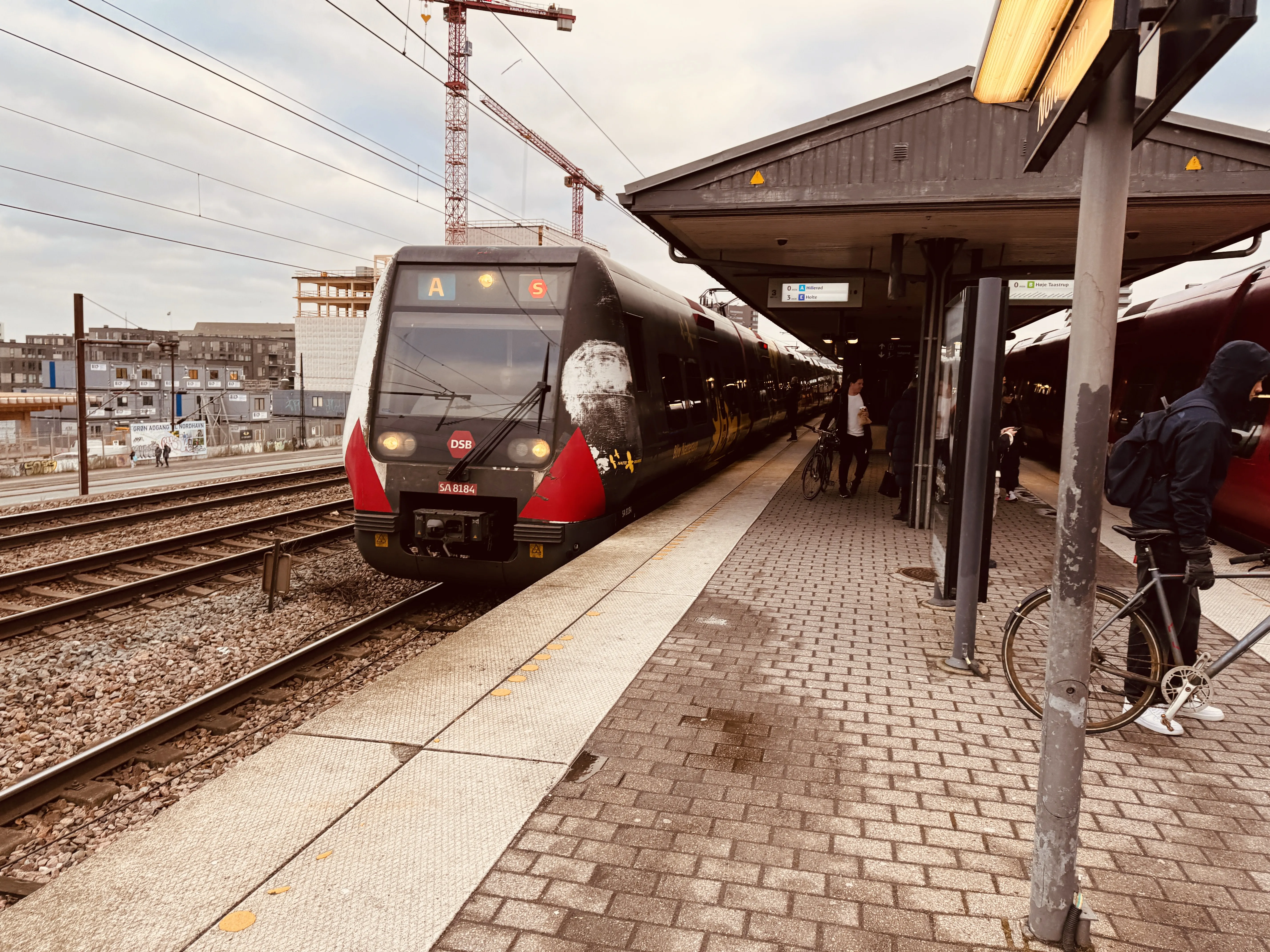 Billede af DSB SA 8184 fotograferet ud for Nordhavn S-togstrinbræt.