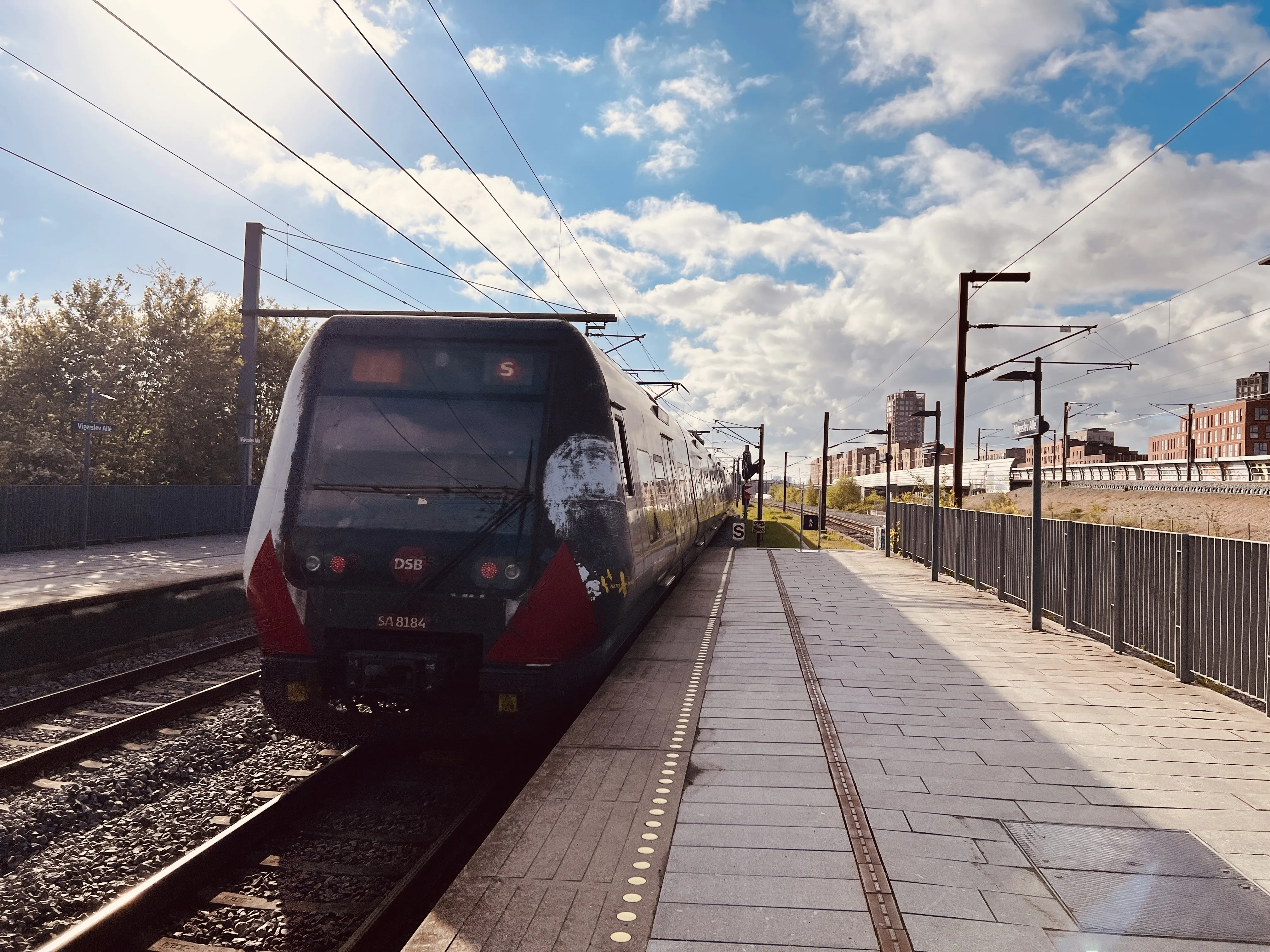Billede af DSB SA 8184 fotograferet ud for Vigerslev Allé S-togstrinbræt.