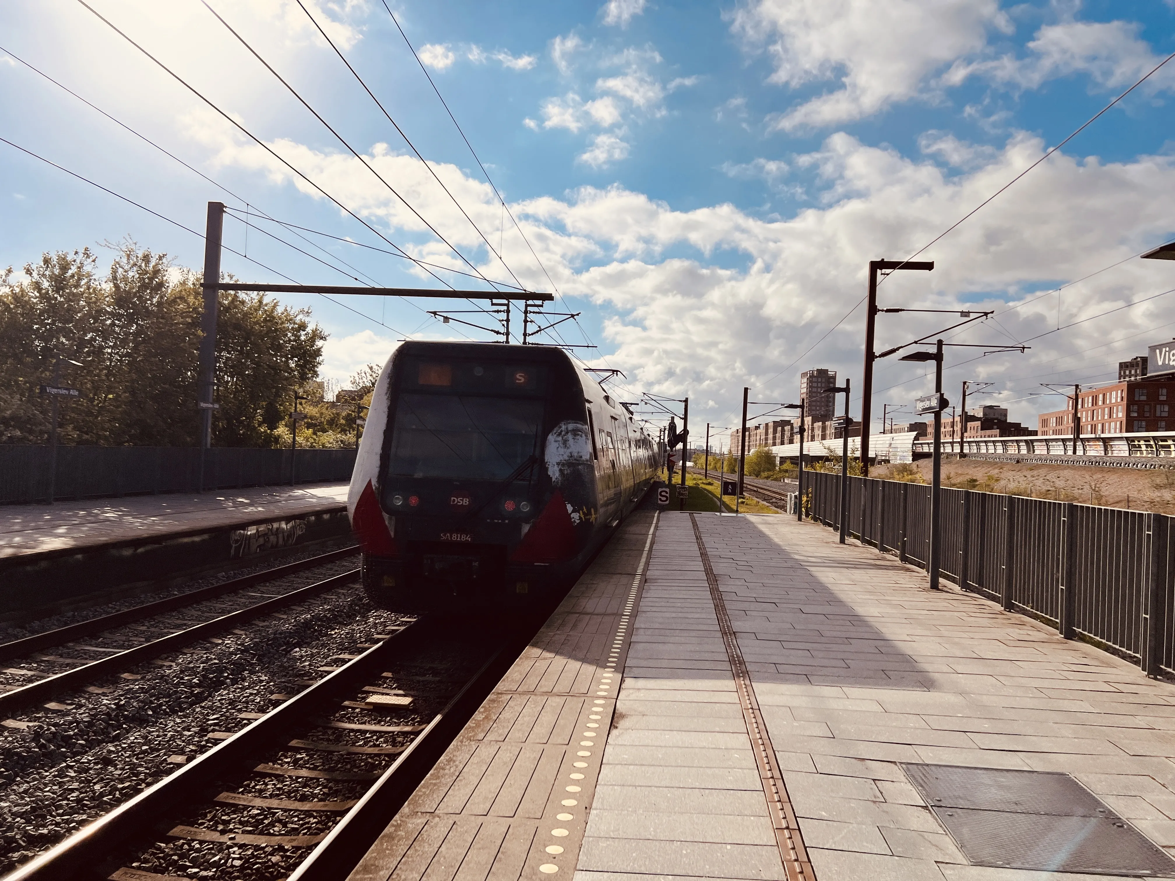 Billede af DSB SA 8184 fotograferet ud for Vigerslev Allé S-togstrinbræt.