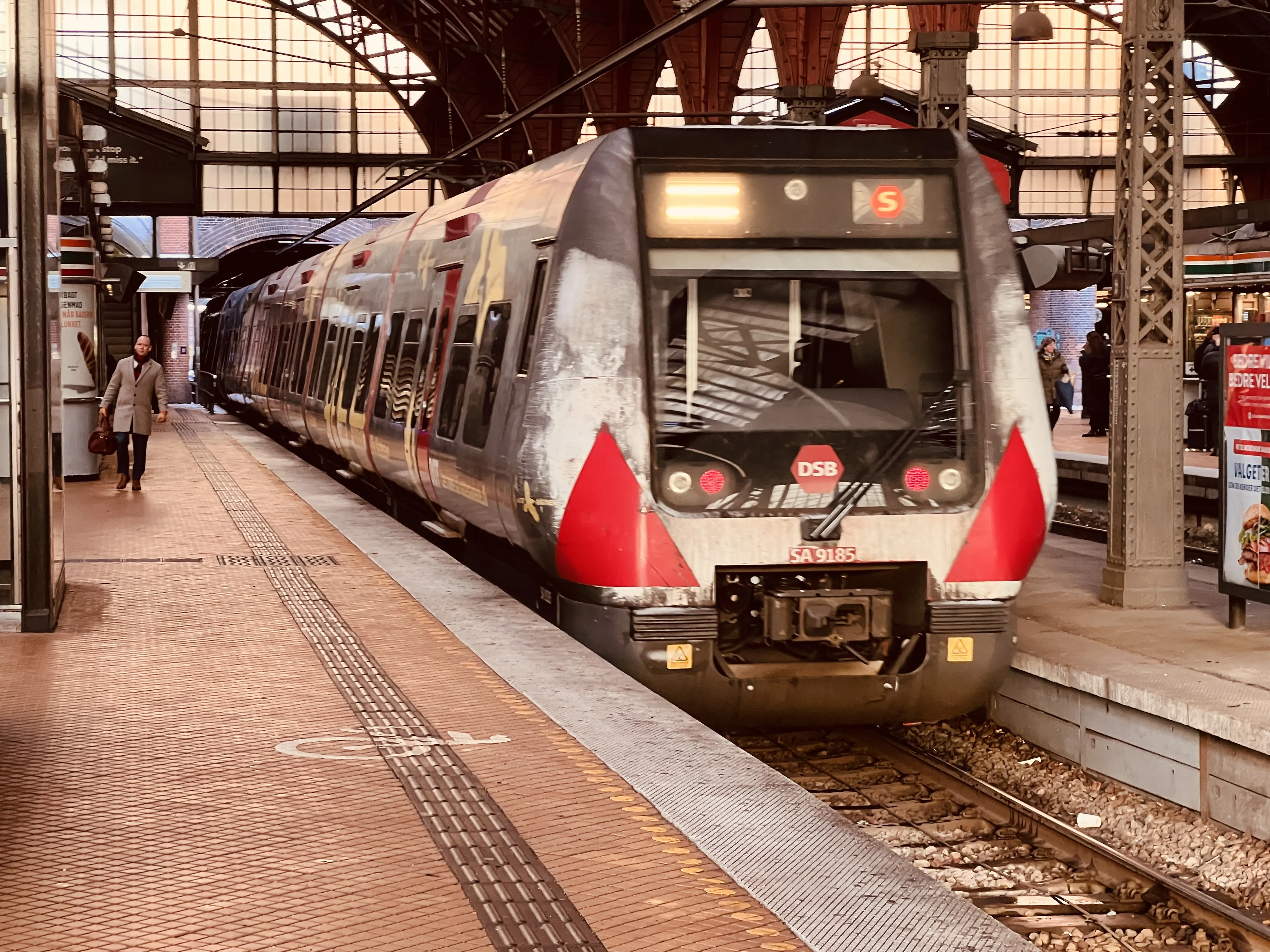 Billede af DSB SA 8185 fotograferet ud for København Hovedbanegård.