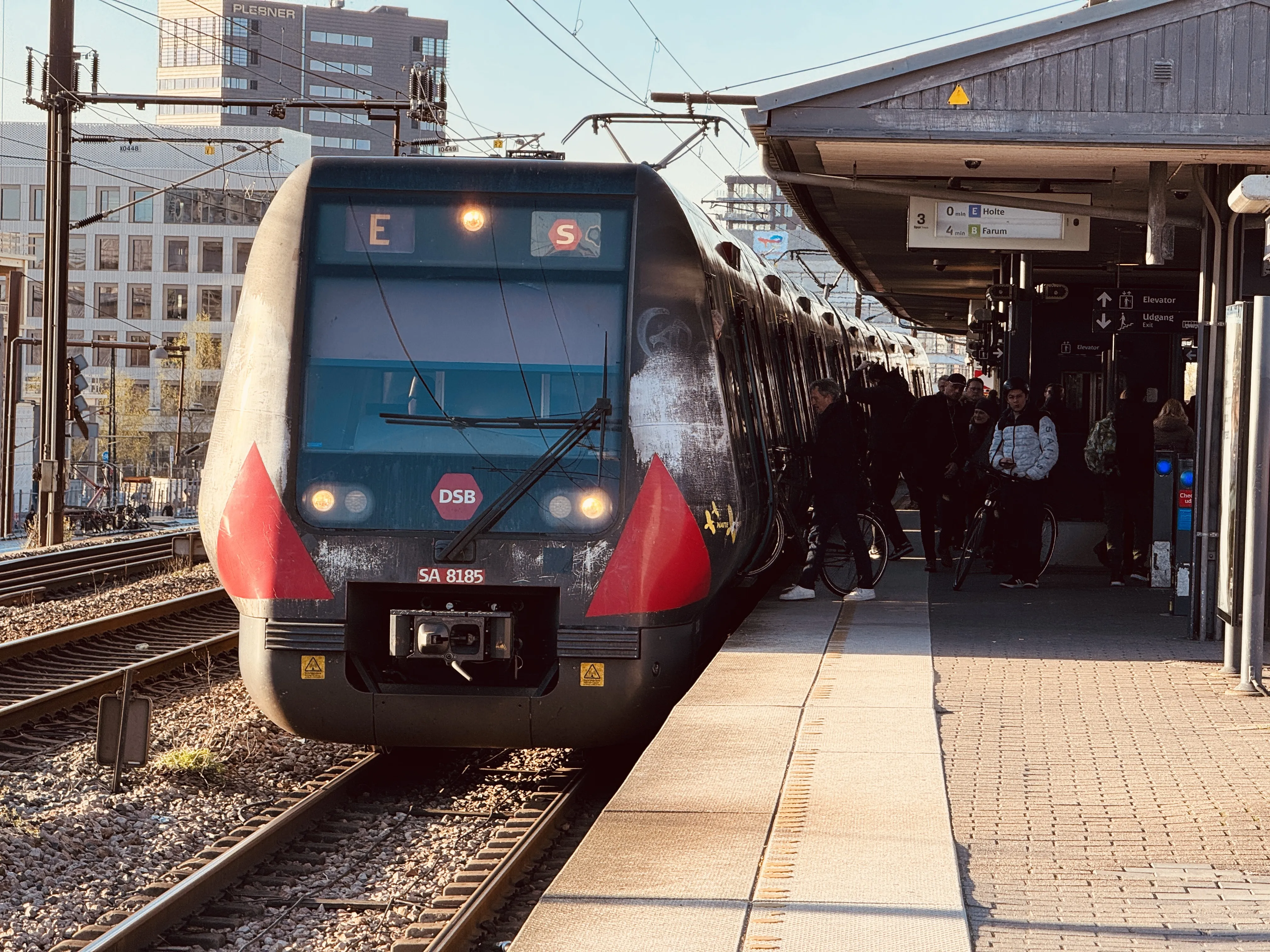 Billede af DSB SA 8185 fotograferet ud for Nordhavn S-togstrinbræt.