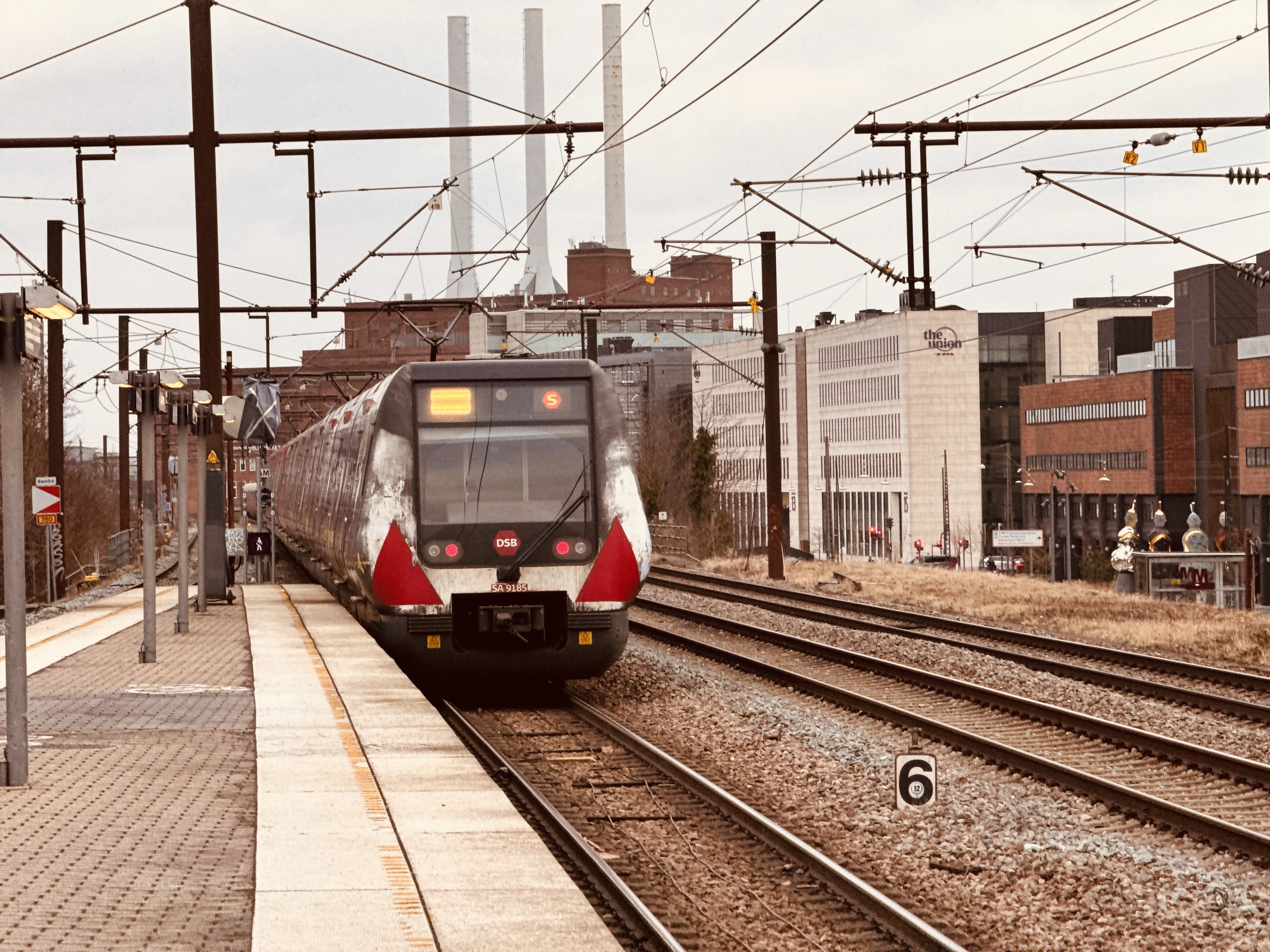 Billede af DSB SA 8185 fotograferet ud for Nordhavn S-togstrinbræt.