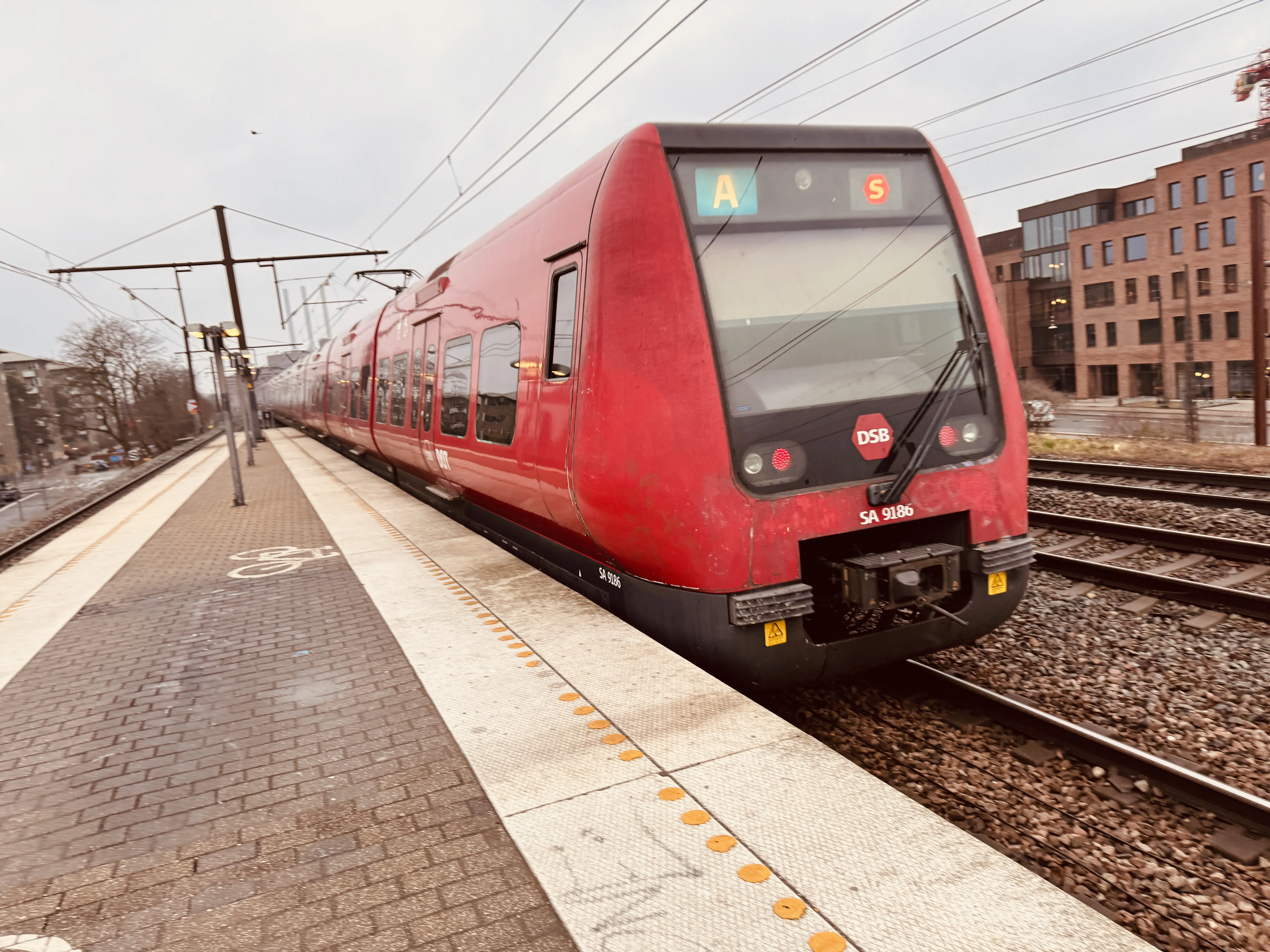 Billede af DSB SA 8186 fotograferet ud for Nordhavn S-togstrinbræt.