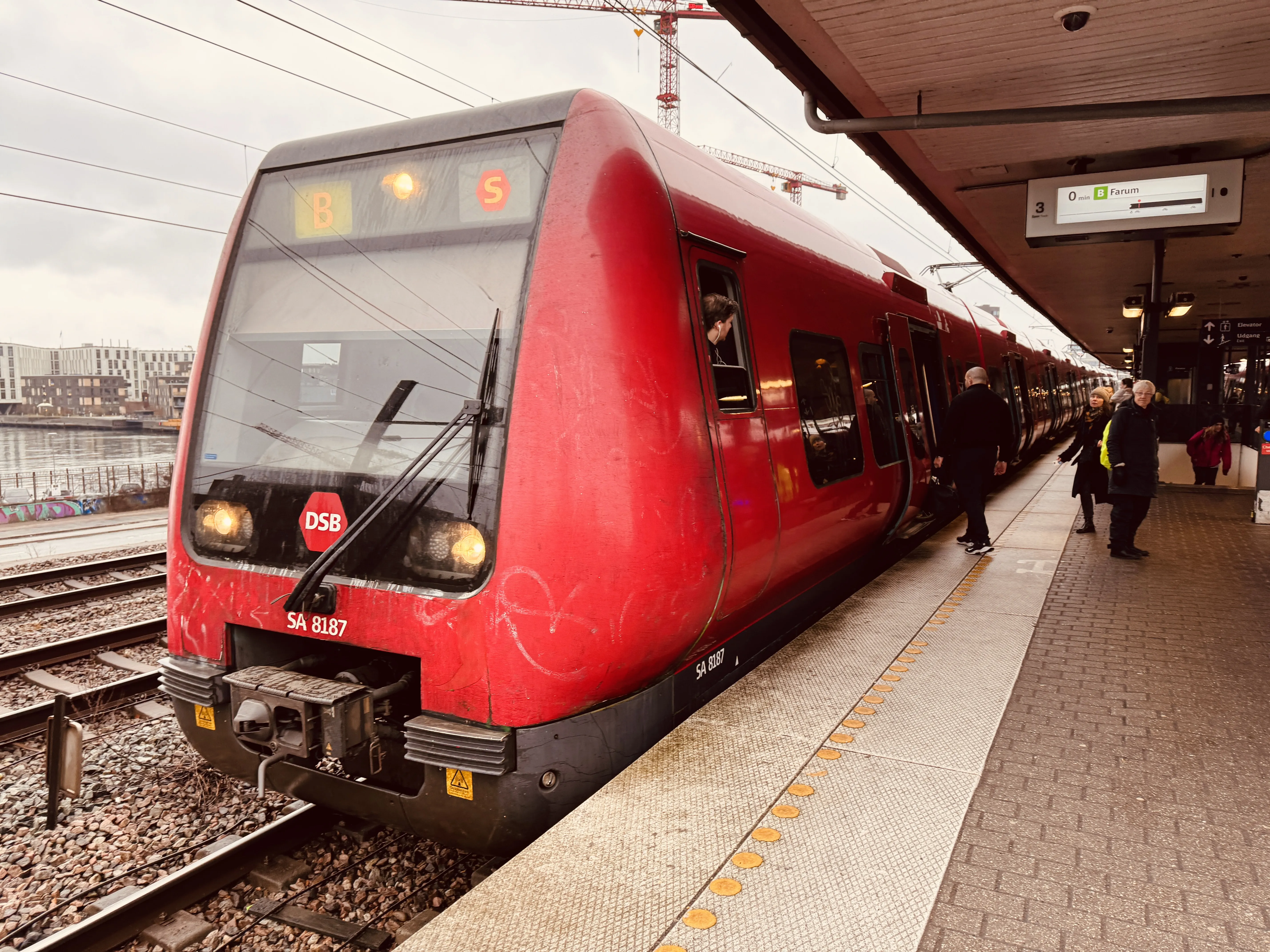 Billede af DSB SA 8187 fotograferet ud for Nordhavn S-togstrinbræt.