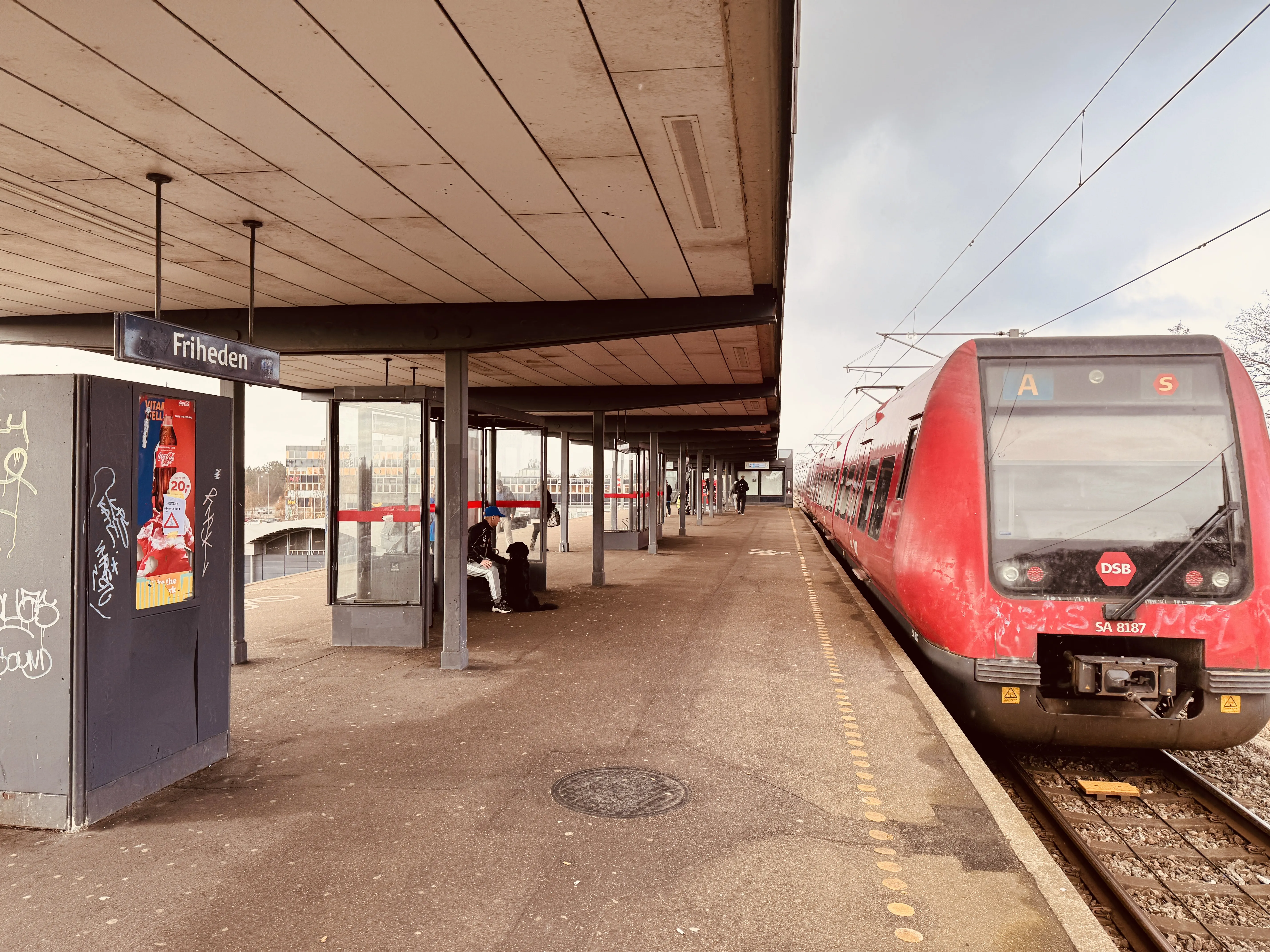 Billede af DSB SA 8187 fotograferet ud for Friheden S-togstrinbræt.