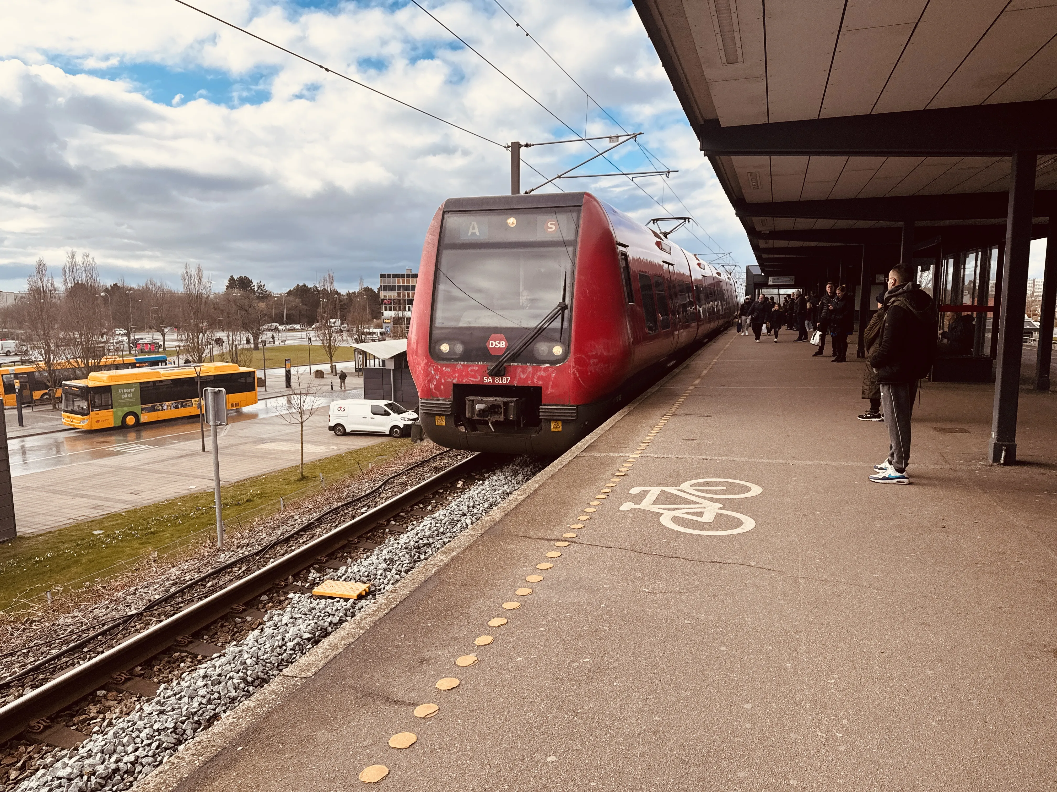 Billede af DSB SA 8187 fotograferet ud for Friheden S-togstrinbræt.